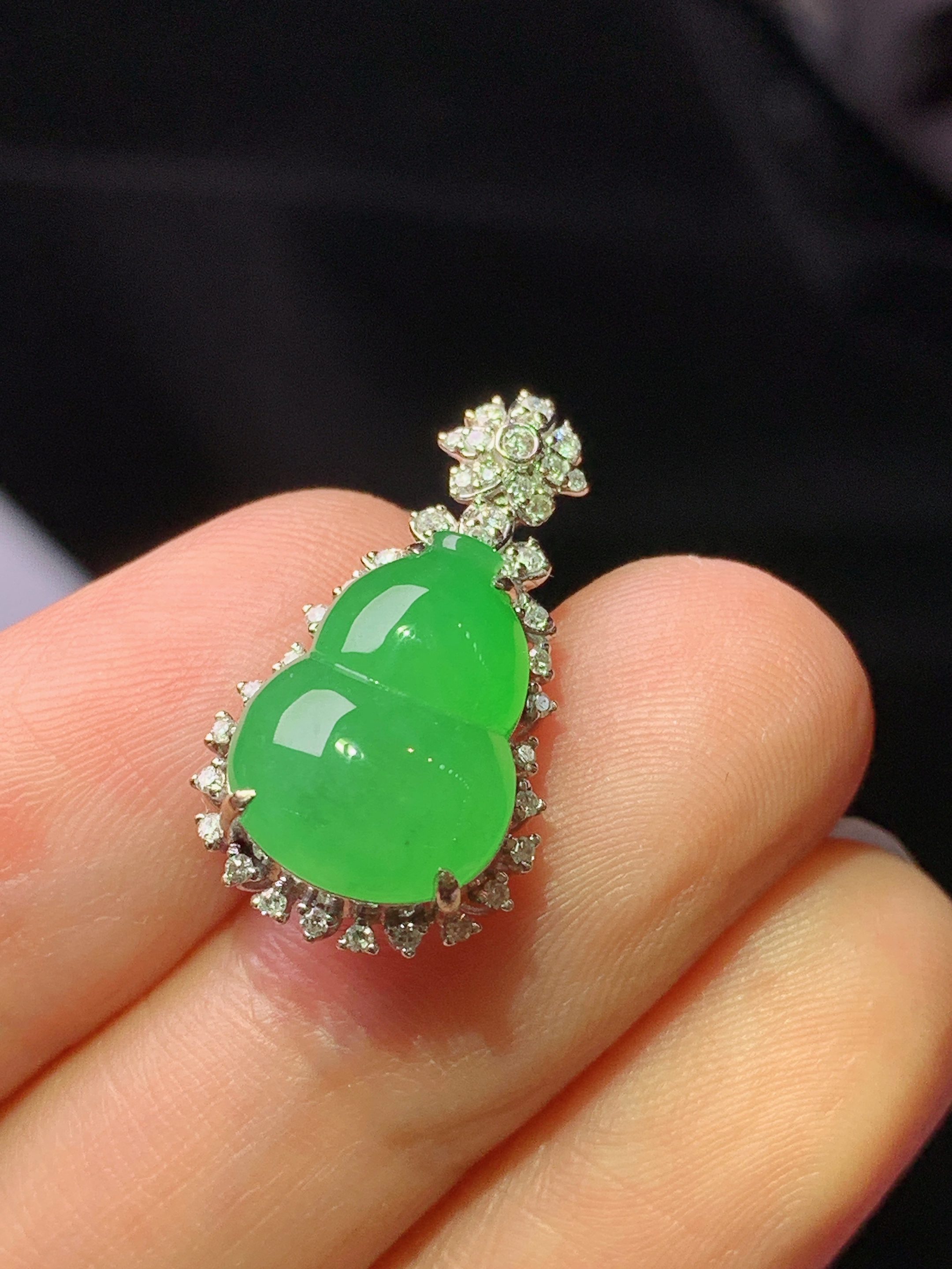 18k金钻镶嵌翠绿葫芦吊坠 玉质细腻 色泽艳丽清新 水润亮眼 整体尺寸22.5*12.2*8j2