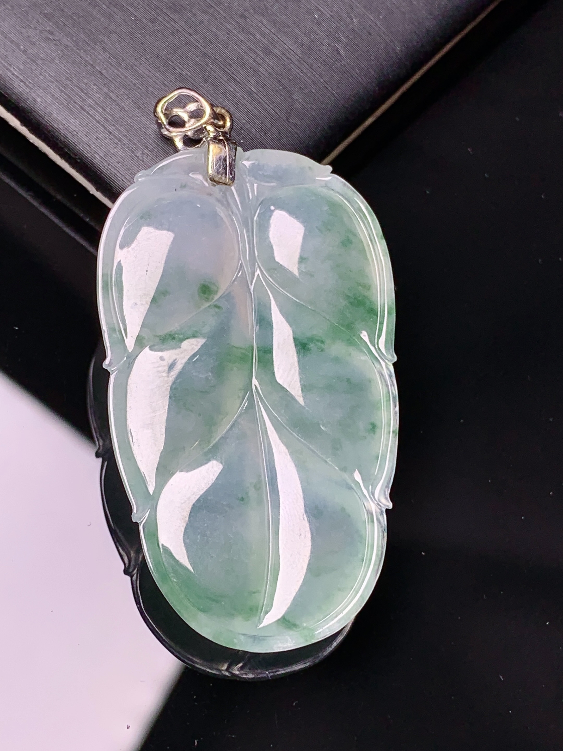 18k金镶嵌冰种飘绿树叶吊坠 玉质细腻 色泽艳丽清新 水润亮眼 整体尺寸47.8*23.5*5.2y4
