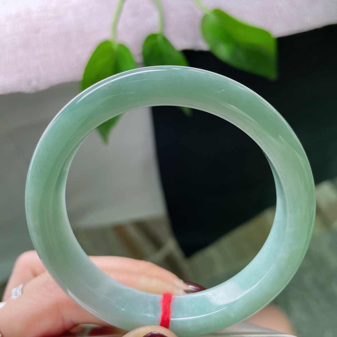 58/12.2/8.5绿底正圈，水润，质地温润细腻，干净清爽，柔美动人