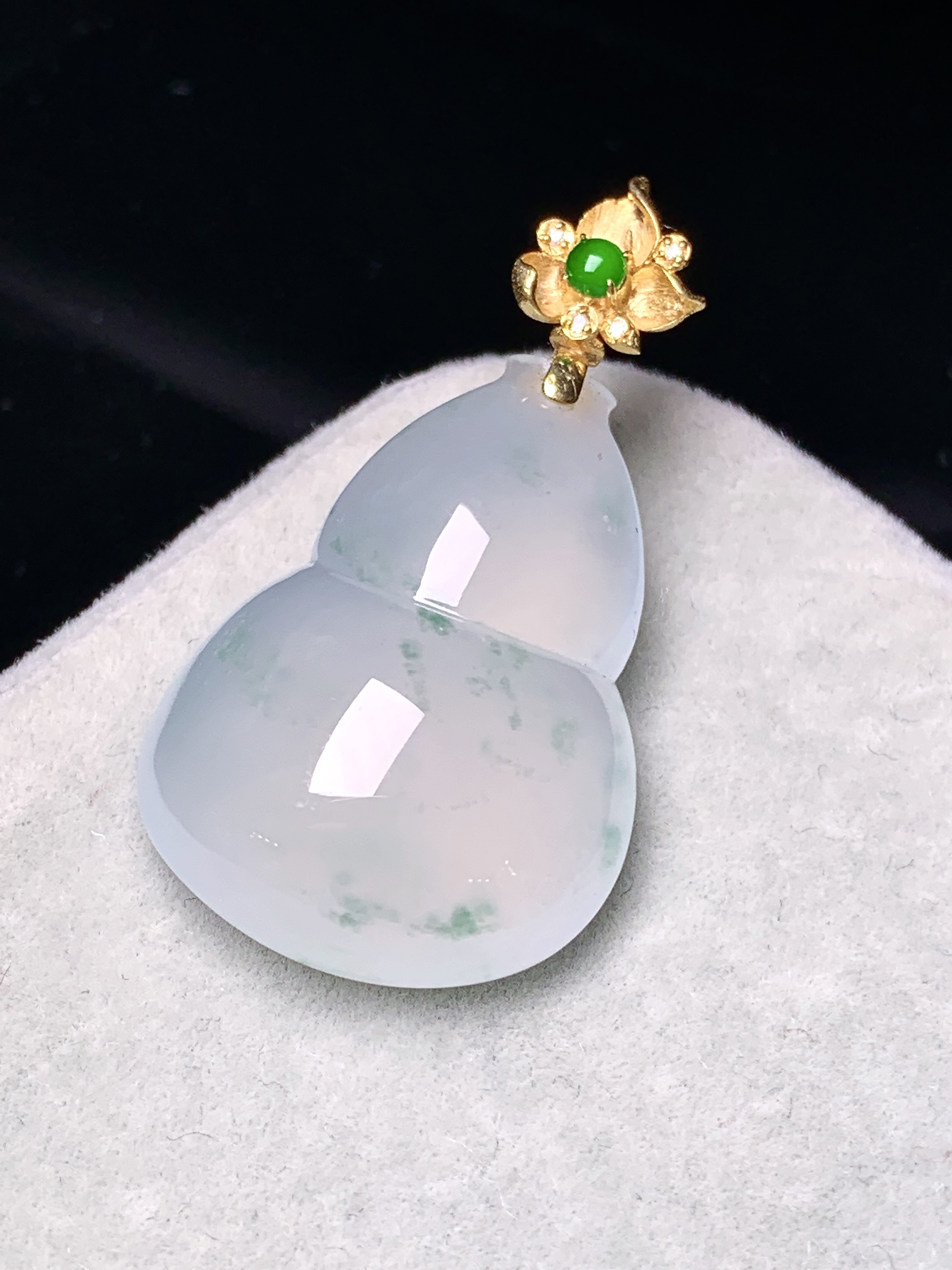 18k金镶嵌冰种葫芦吊坠 玉质细腻 色泽艳丽清新 水润亮眼 整体尺寸35.5*19.5*9*2x