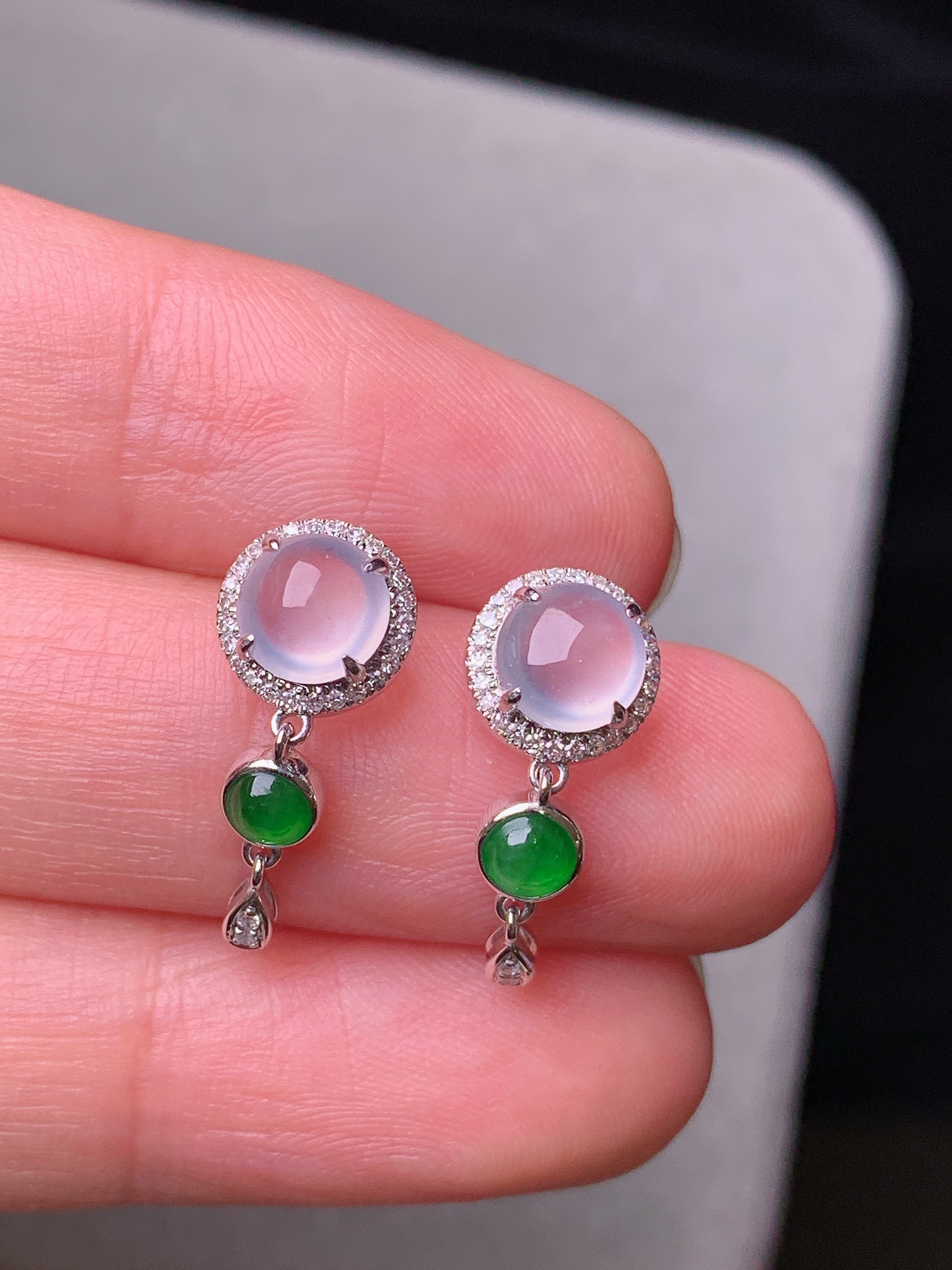 18k金钻镶嵌冰种耳钉 玉质细腻 色泽艳丽清新 水润亮眼 整体尺寸18*7.6*4.5b2