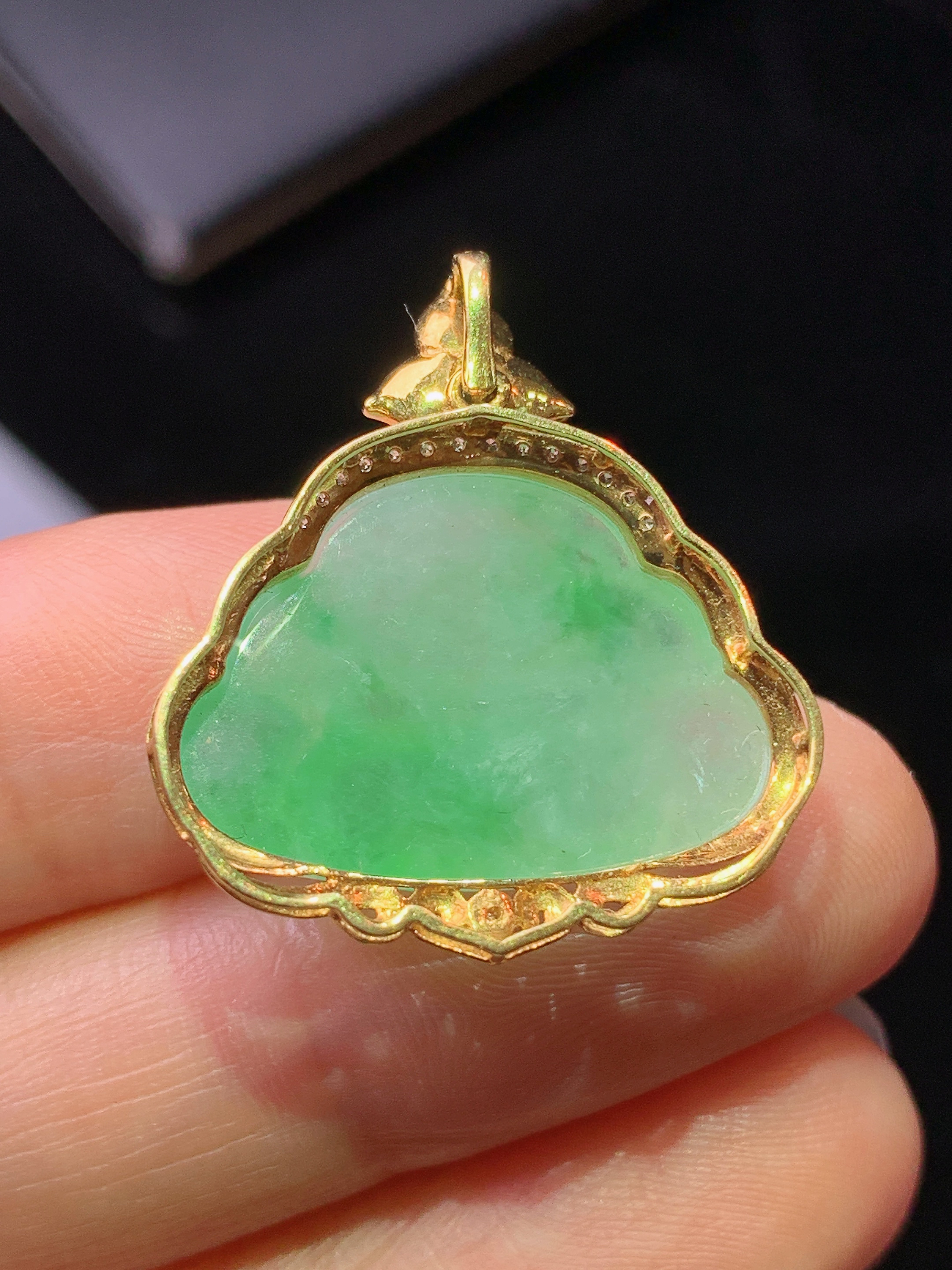 18k金钻镶嵌翠绿佛公吊坠 玉质细腻 色泽艳丽清新 水润亮眼 整体尺寸26*23*7.2m1