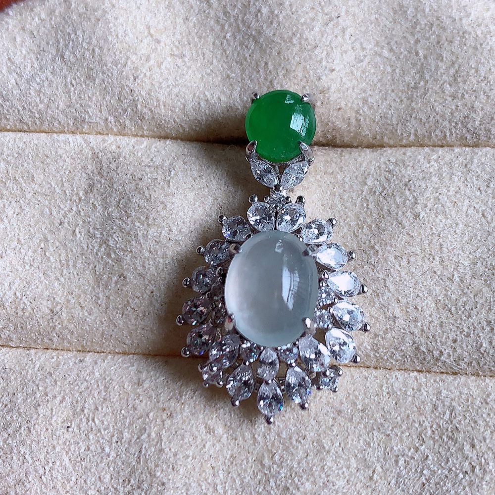 冰蛋面翡翠吊坠，质地细腻，清秀高雅，饱满圆润  款式大方经典，颜色鲜艳，沁人心脾，高质量精品   925银饰镶嵌 W502.8 整体尺寸：26.5-15-8.8mm   裸石尺寸：8.6-6.8mm