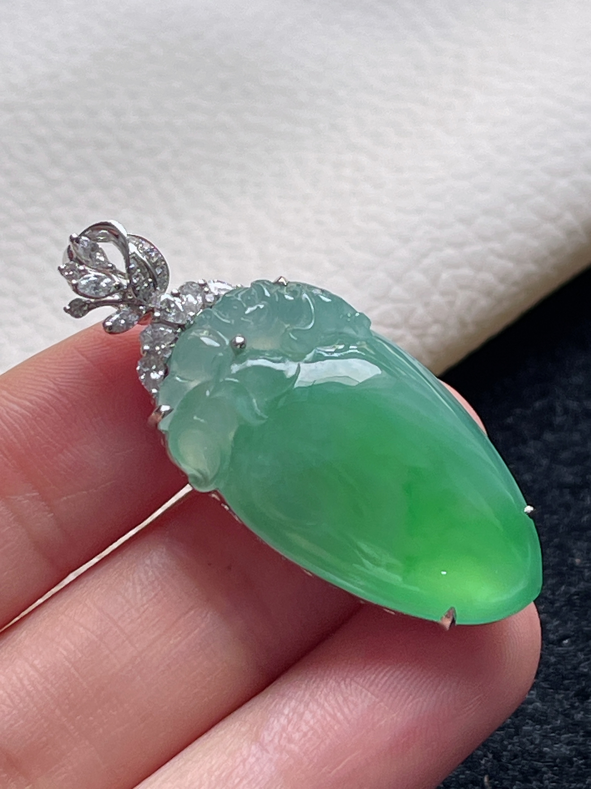 18k金翡翠冰糯种浅绿色福瓜挂件