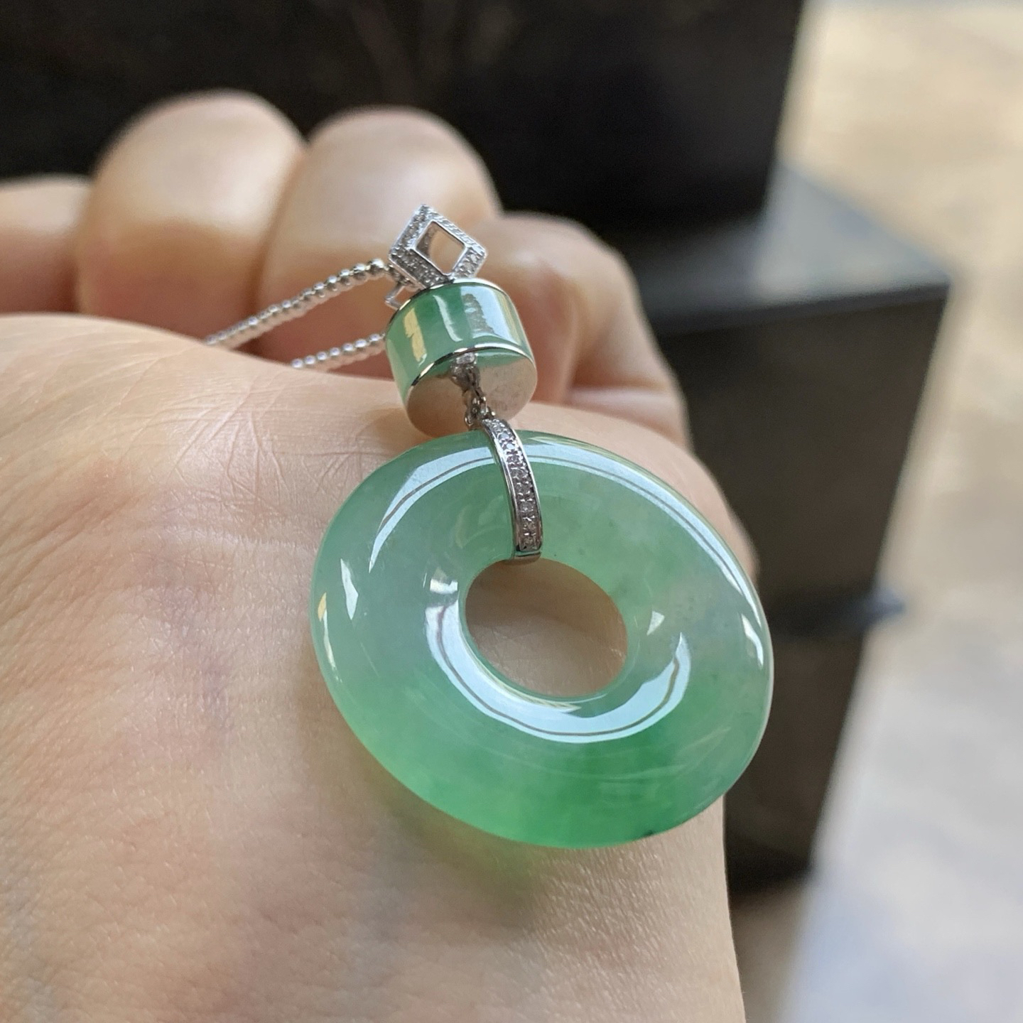 阳绿色吊坠^_^颜色好看