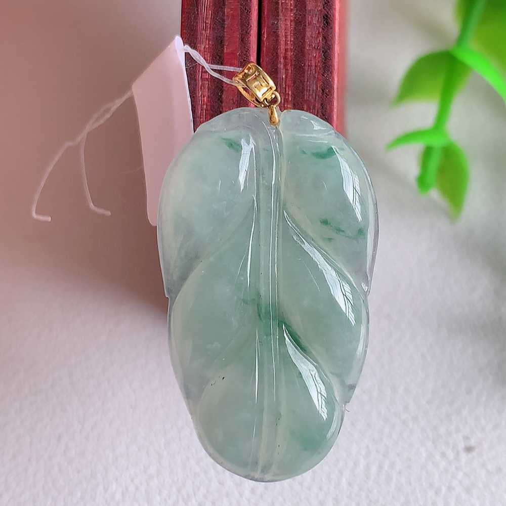 18k金扣冰润飘花金枝玉叶翡翠吊坠  老种起胶感  飘花灵动  寓意“金枝玉叶，大业有成，一夜成名”  饱满大气，水润通透。W49.8 尺寸：31.8-18.8-3.6mm