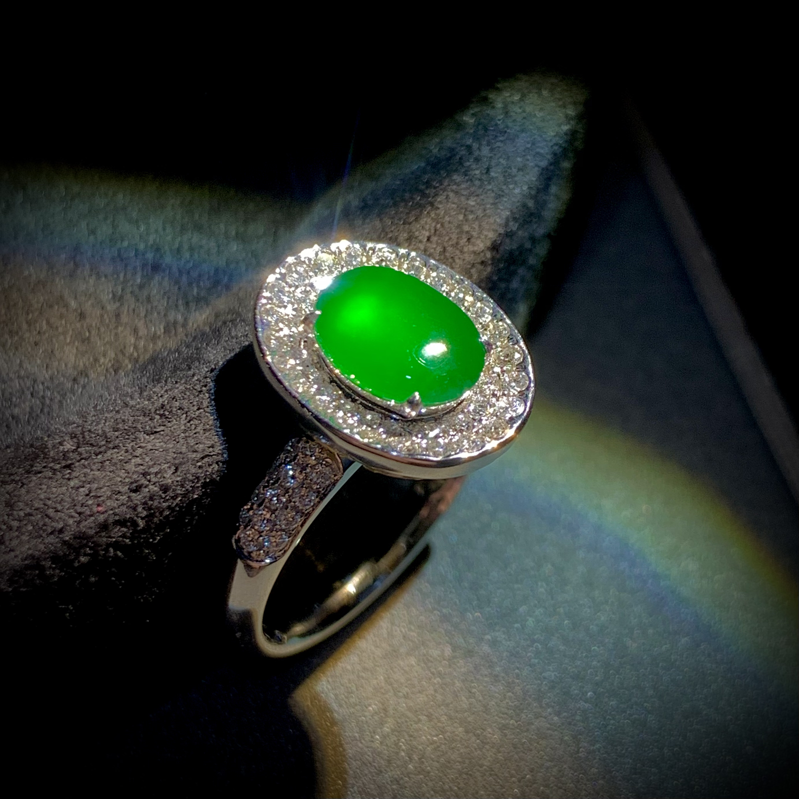 元宝风格设计，绿戒指，
裸石约8.8-6.6-2.2mm，
13#，4.95g，18K金，南非钻，