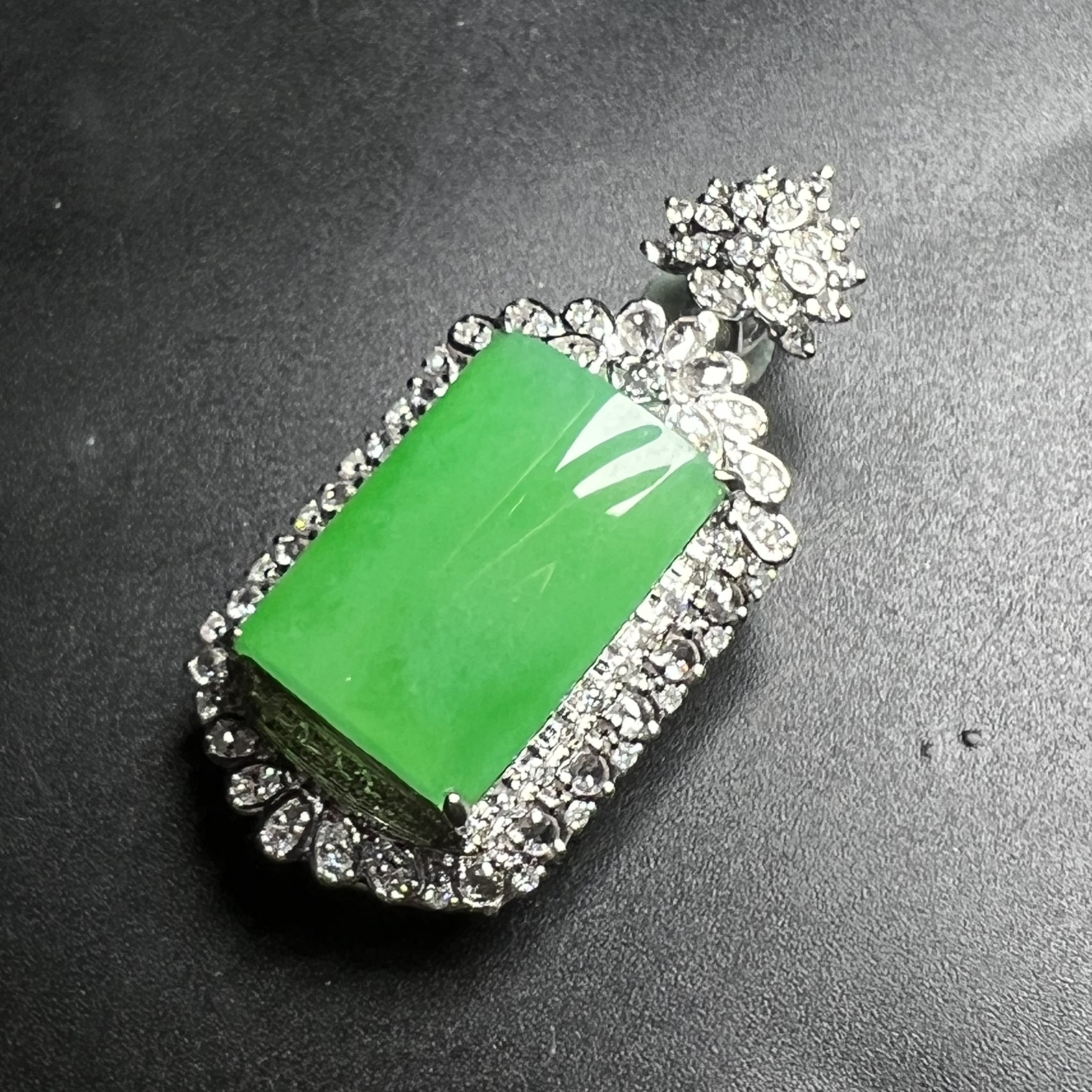 满绿平安无事牌整体尺寸39.6*18.7*12.3 裸石尺寸18.9*13*4