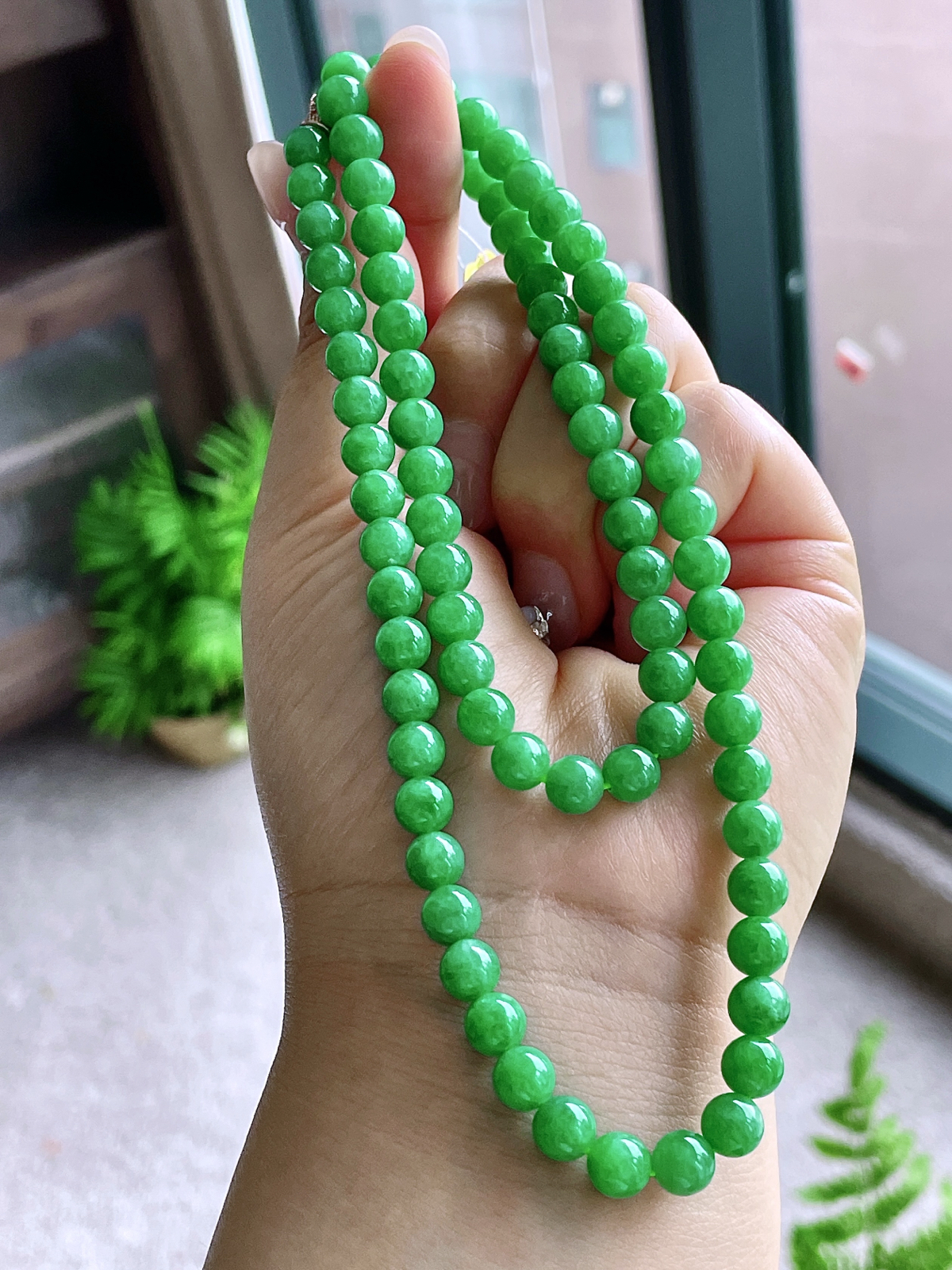 【珠子】冰阳绿珠链圆珠珠子珠链
【说明】缅料 性价比高  
【尺寸】6.3-7.1mm，29cm.