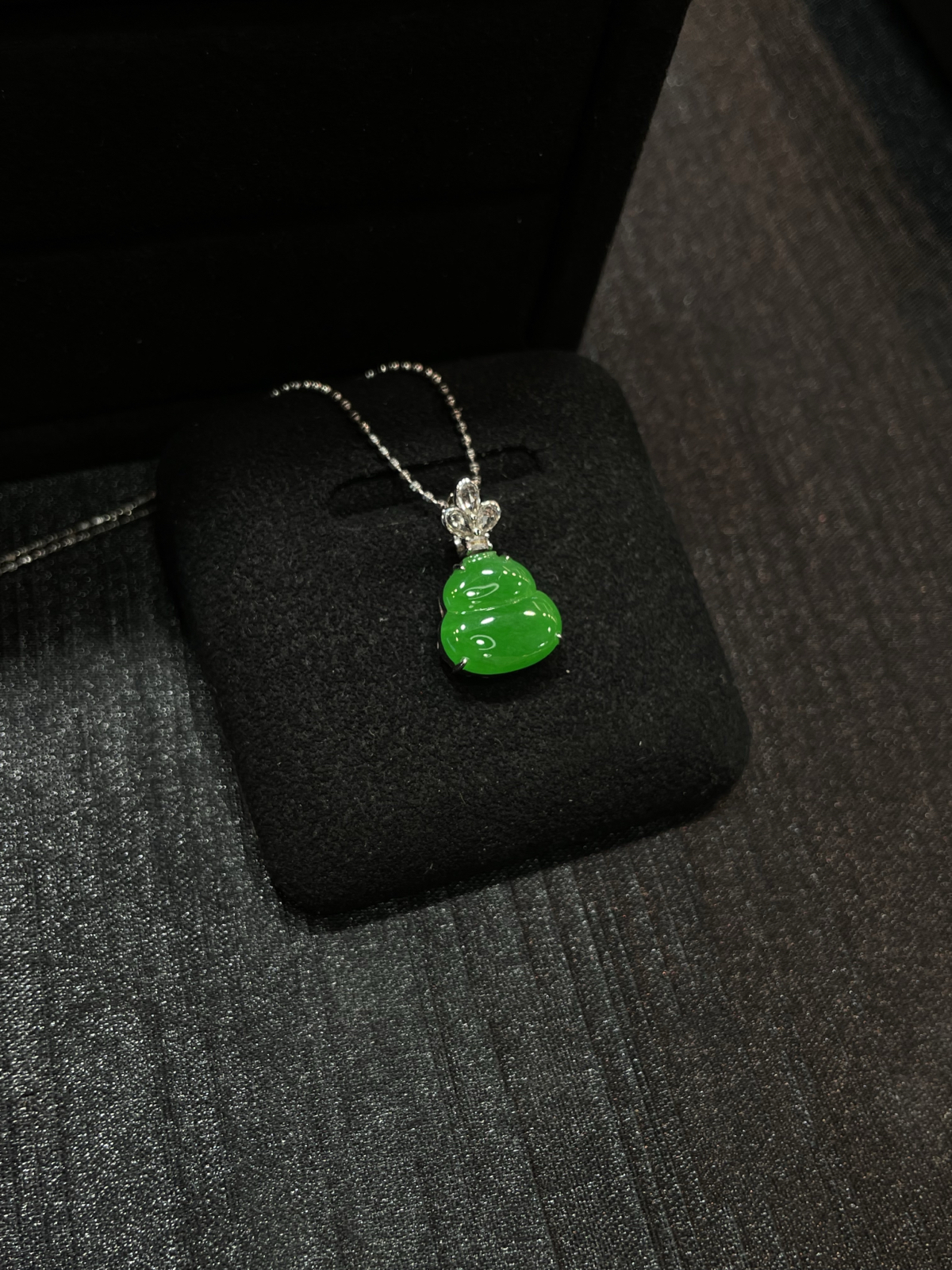 满色 正阳绿 mini葫芦吊坠

18k金简镶嵌