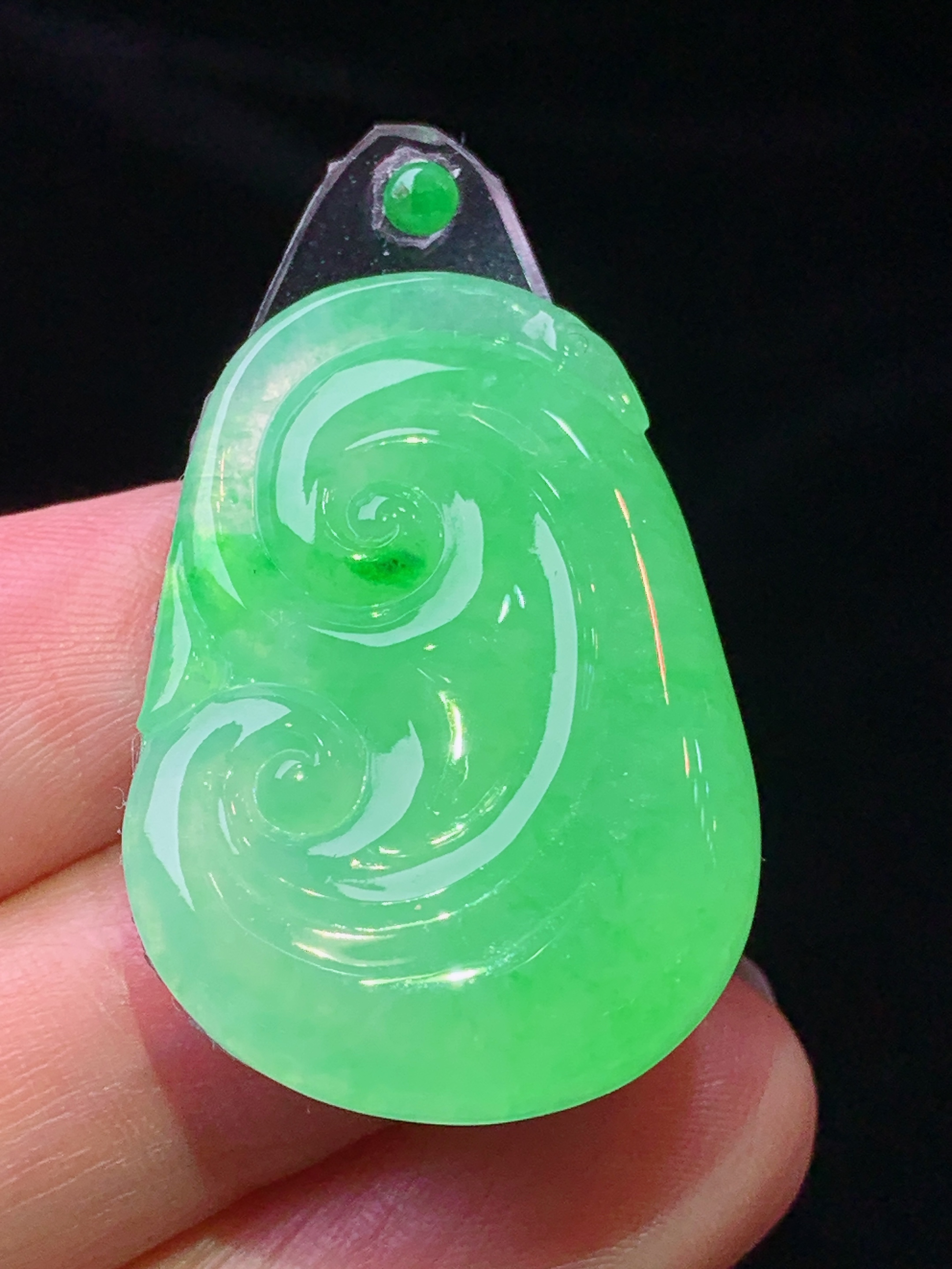 镶嵌款 翠绿如意吊坠 玉质细腻 色泽艳丽清新 水润亮眼 整体尺寸32.3*22.4*4.5*2x