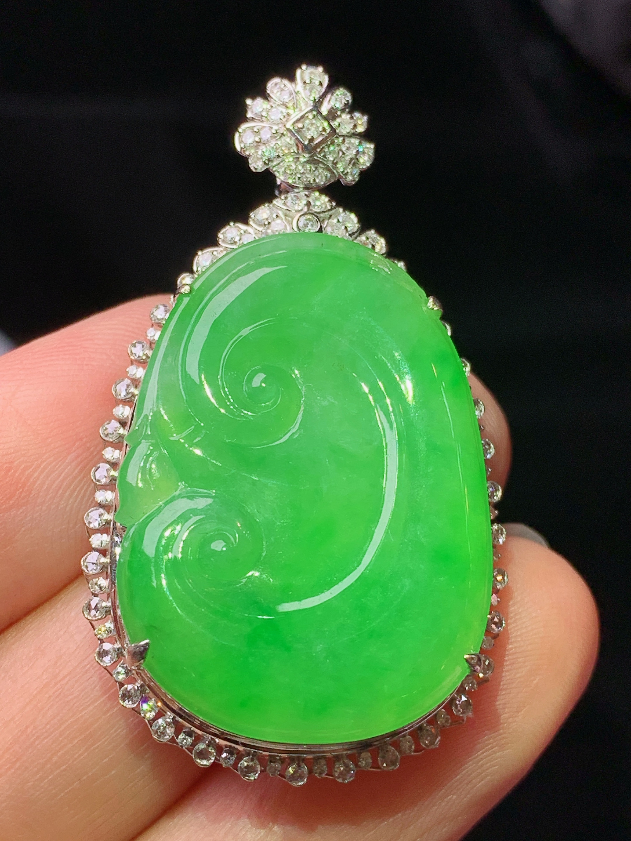 18k金钻镶嵌翠绿如意吊坠 玉质细腻 色泽艳丽清新 水润亮眼 整体尺寸43*24.8*8.5j2