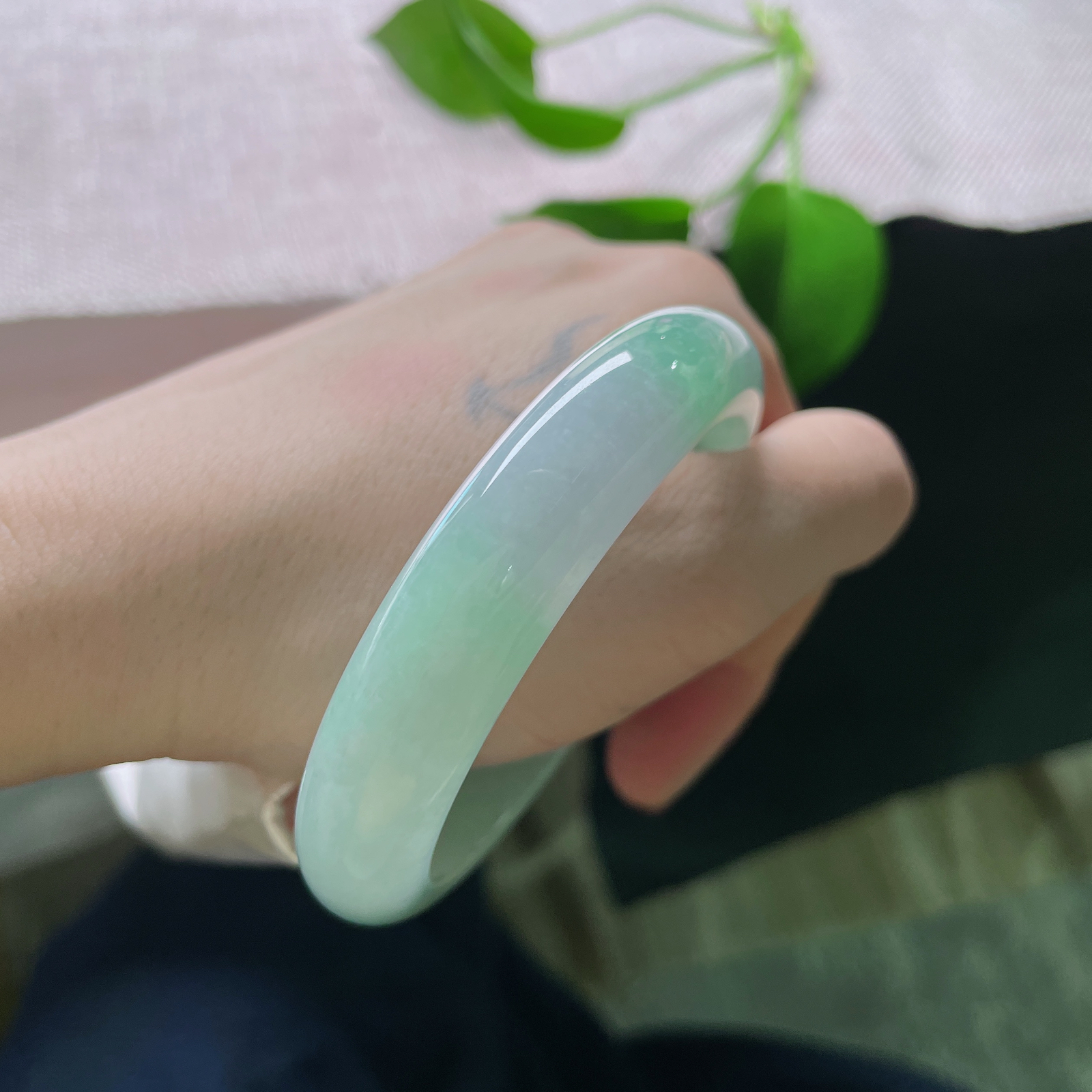 54.7/12.6/8.2，绿底正圈，甜美，不沉，不哑，亮汪汪的，像蓄着一盏青梅酿的光