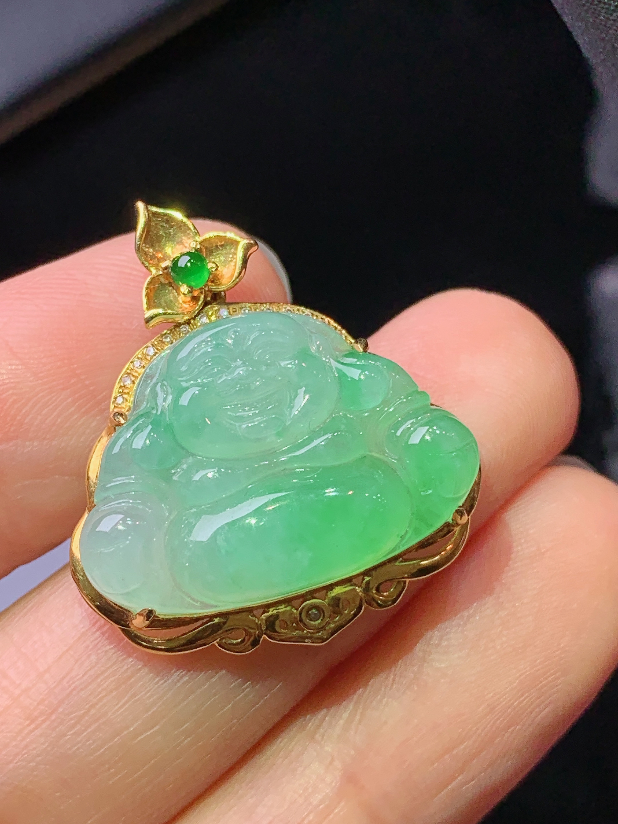 18k金钻镶嵌翠绿佛公吊坠 玉质细腻 色泽艳丽清新 水润亮眼 整体尺寸26*23*7.2m1
