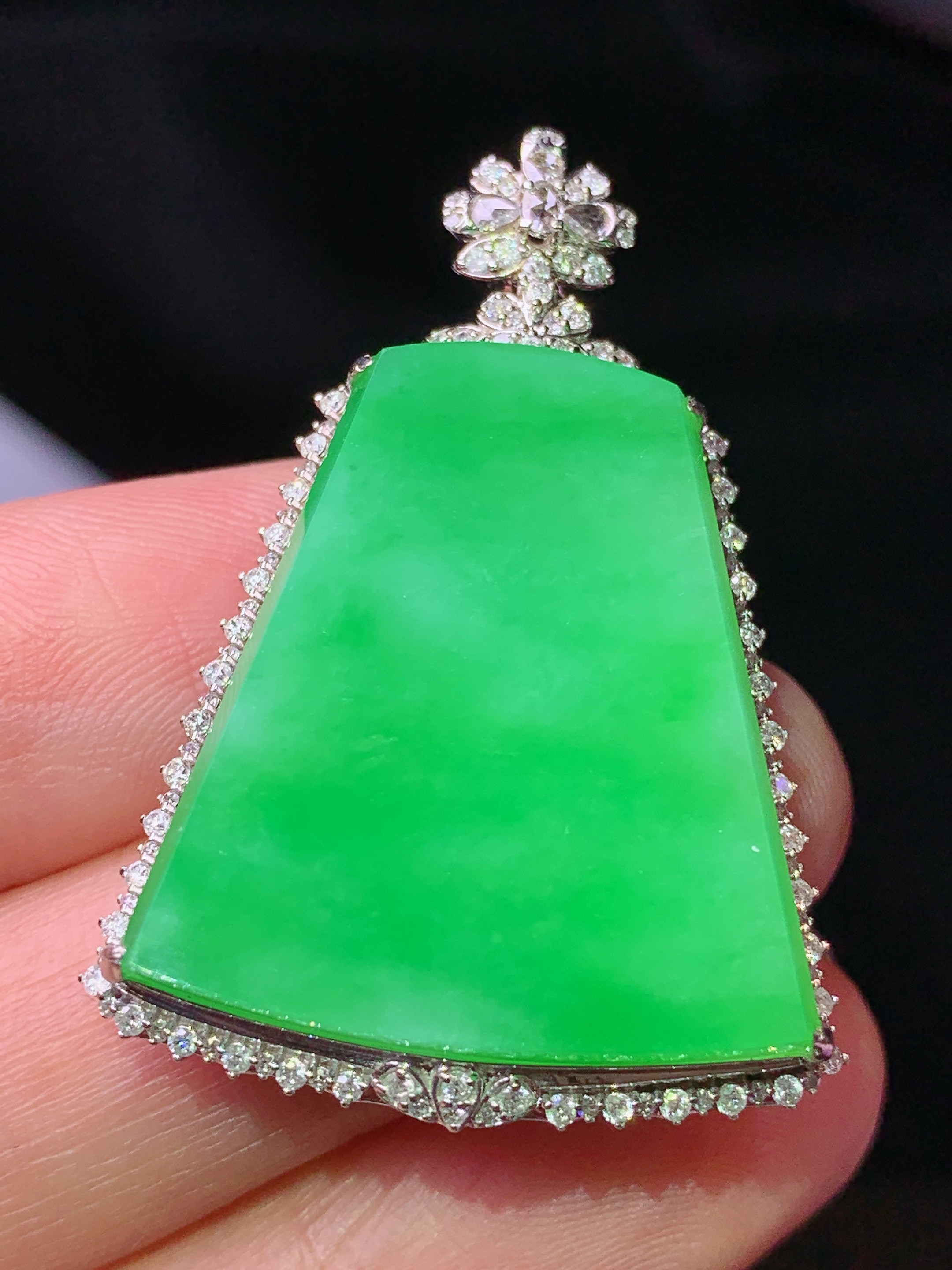 18k金钻镶嵌翠绿无事牌吊坠 玉质细腻 色泽艳丽清新 水润亮眼 整体尺寸38.8*26.8*8.5j2