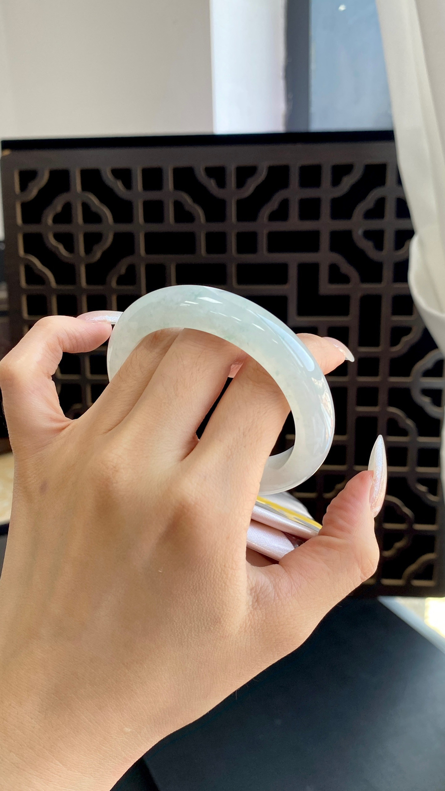 【白月光手镯】
尺寸：51.2-12-8.7
自然光无滤镜，原图直出