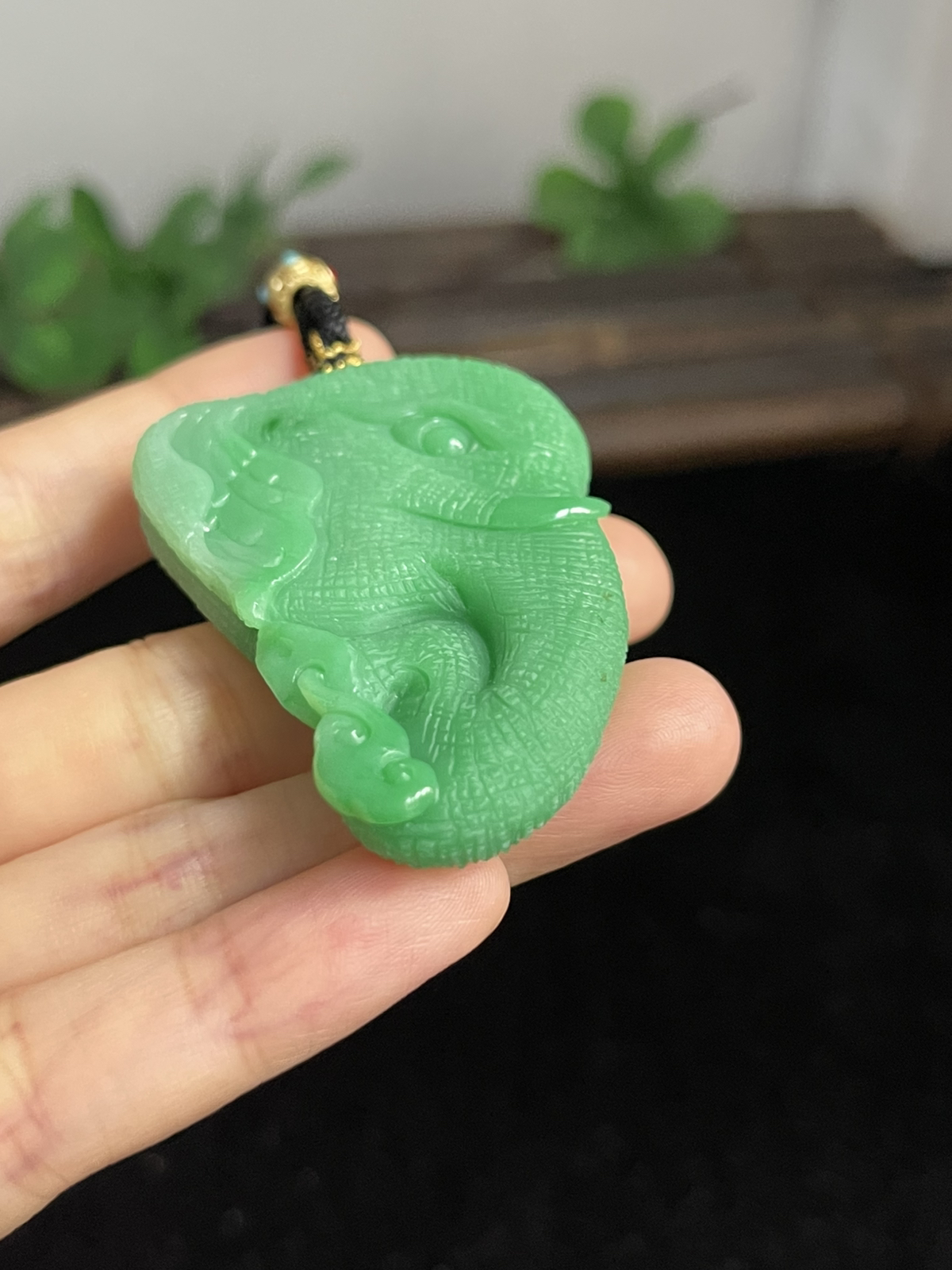 翡翠糯化种绿色吊坠