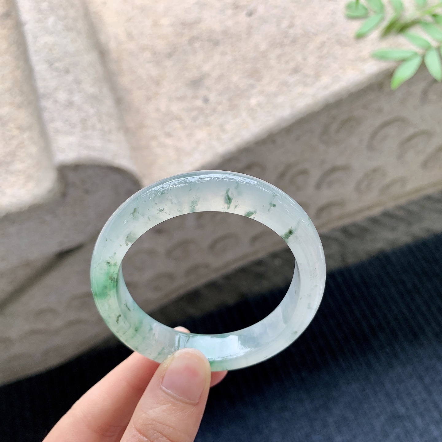 贵妃54 55【圈口】55/49.3/11.3/7.6【编码】A4041014【描述】冰飘花，清透，水润，种老，细腻，无纹裂