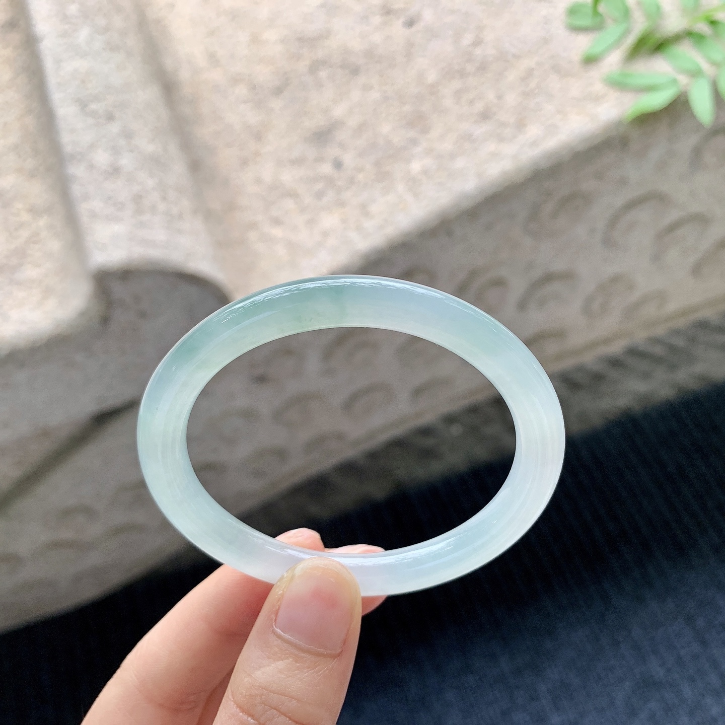 贵妃52 53 【圈口】53.4/46.4/7/7.5 【编码】GL041030 【描述】冰糯飘绿，水润，种老，细腻，无纹裂