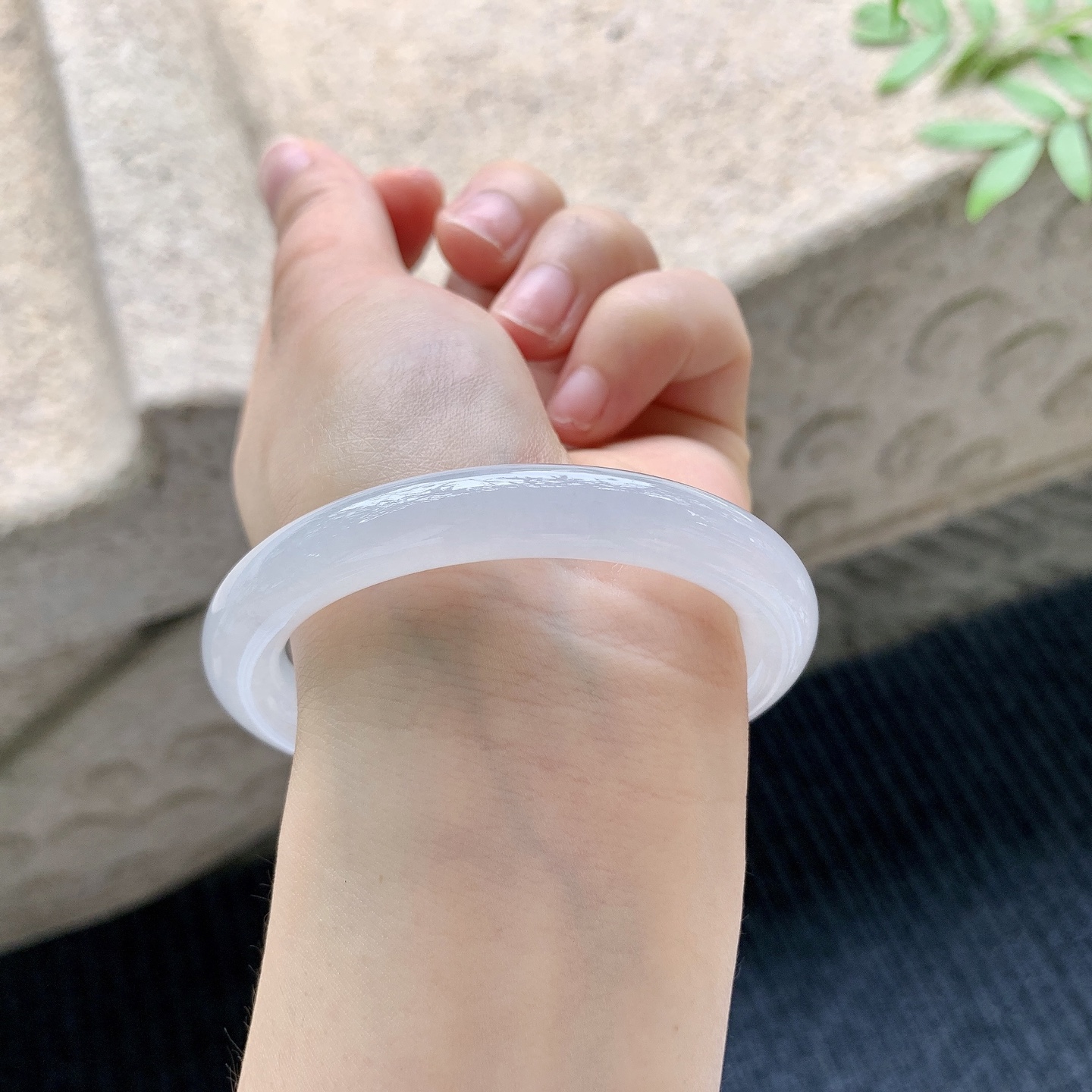 圆条52 53【圈口】53.5/9/9【编码】A9041011【描述】糯冰底色，水润，种老，细腻，无纹裂