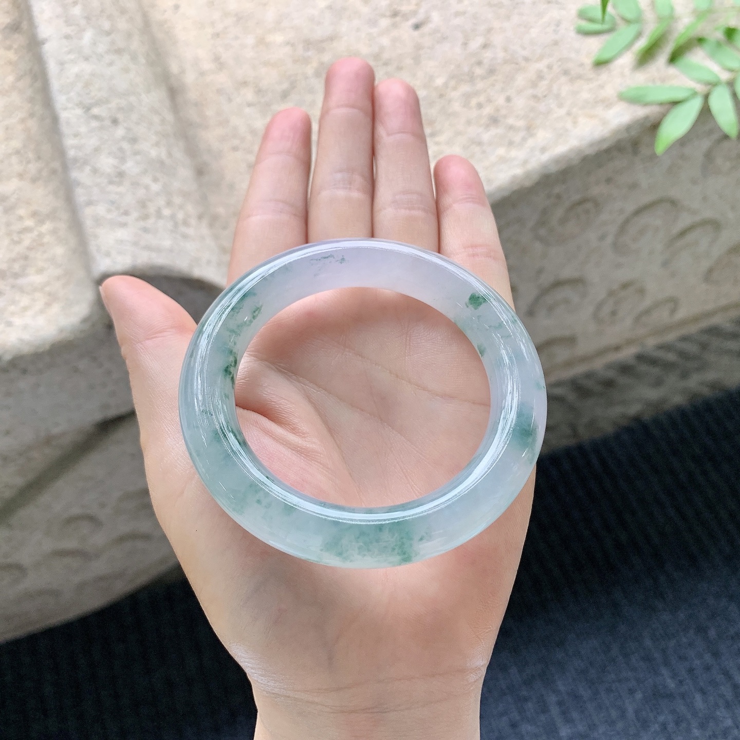 圆条51 52【圈口】52.2/11/11【编码】B2041016【描述】冰糯飘花，水润，种老，细腻，无纹裂