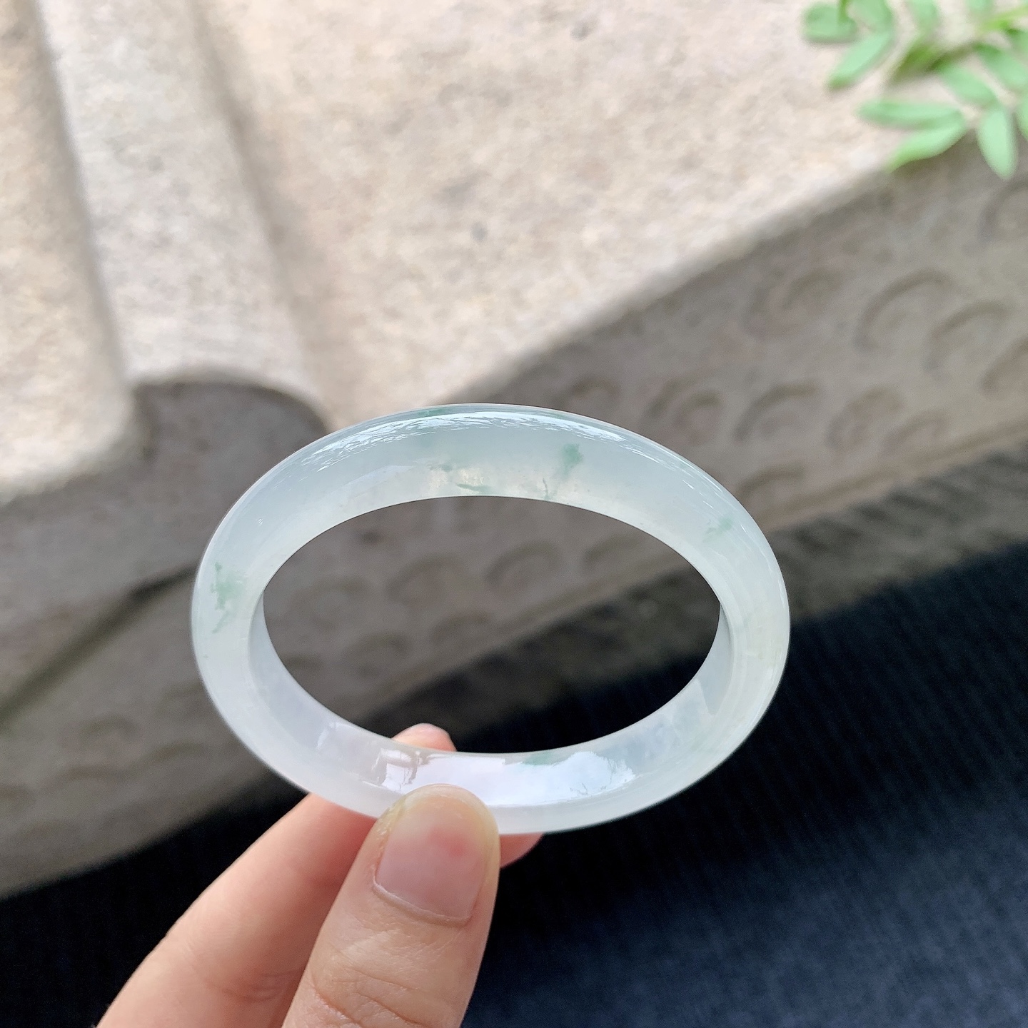 贵妃51 52 【圈口】52.3/45/10/7 【编码】DZ041021 【描述】糯冰飘花，水润，种老，细腻，无纹裂