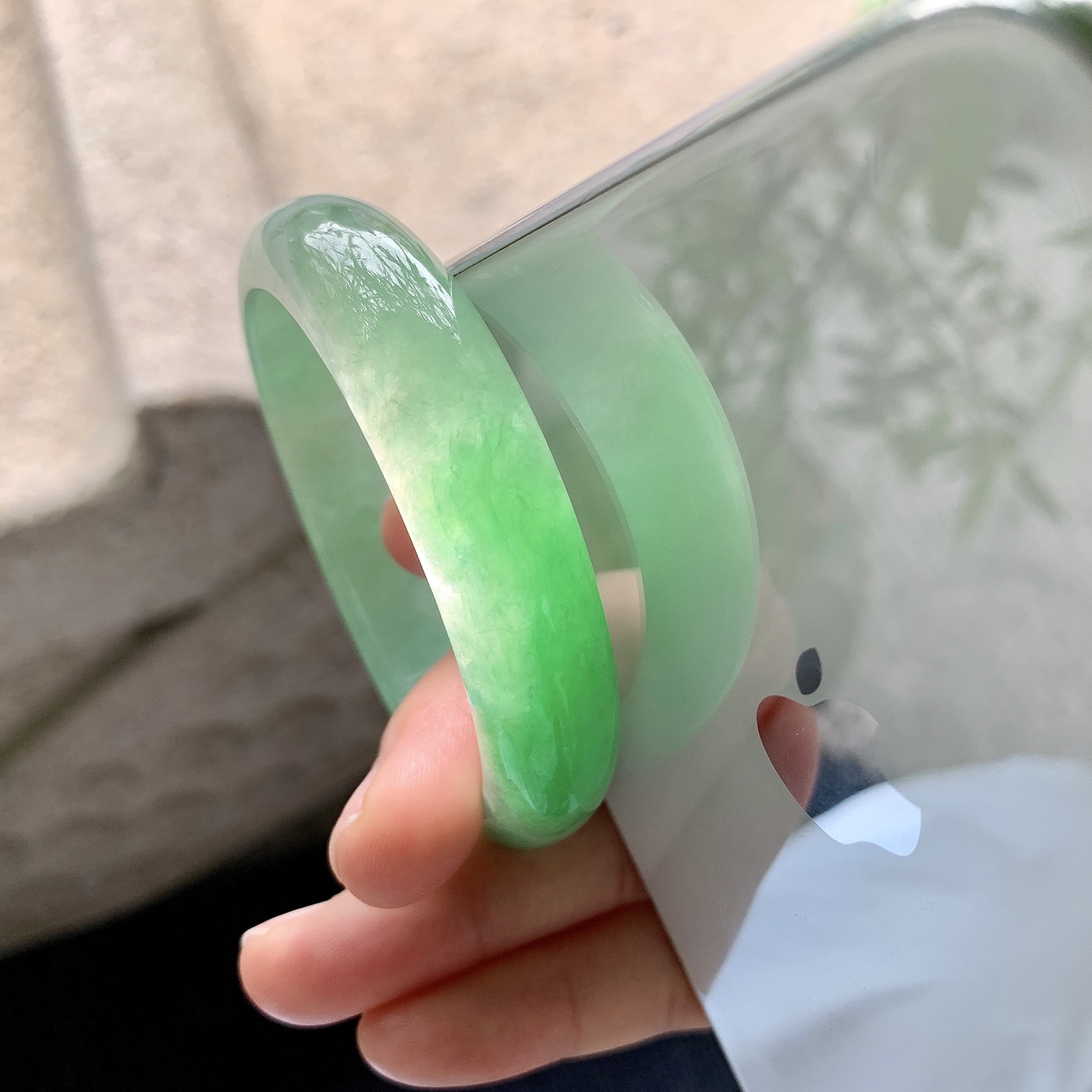 贵妃53 54 【圈口】54/47/13/7.2 【编码】A1041044 【描述】糯冰辣阳绿，水润，种老，细腻，打灯有棉线