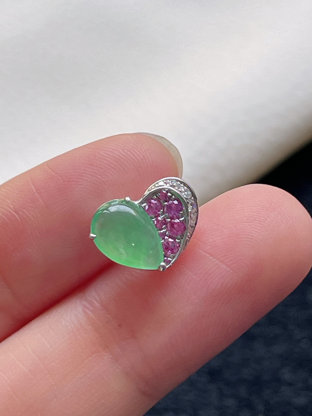 18k金翡翠冰糯种浅绿色爱心精致挂件