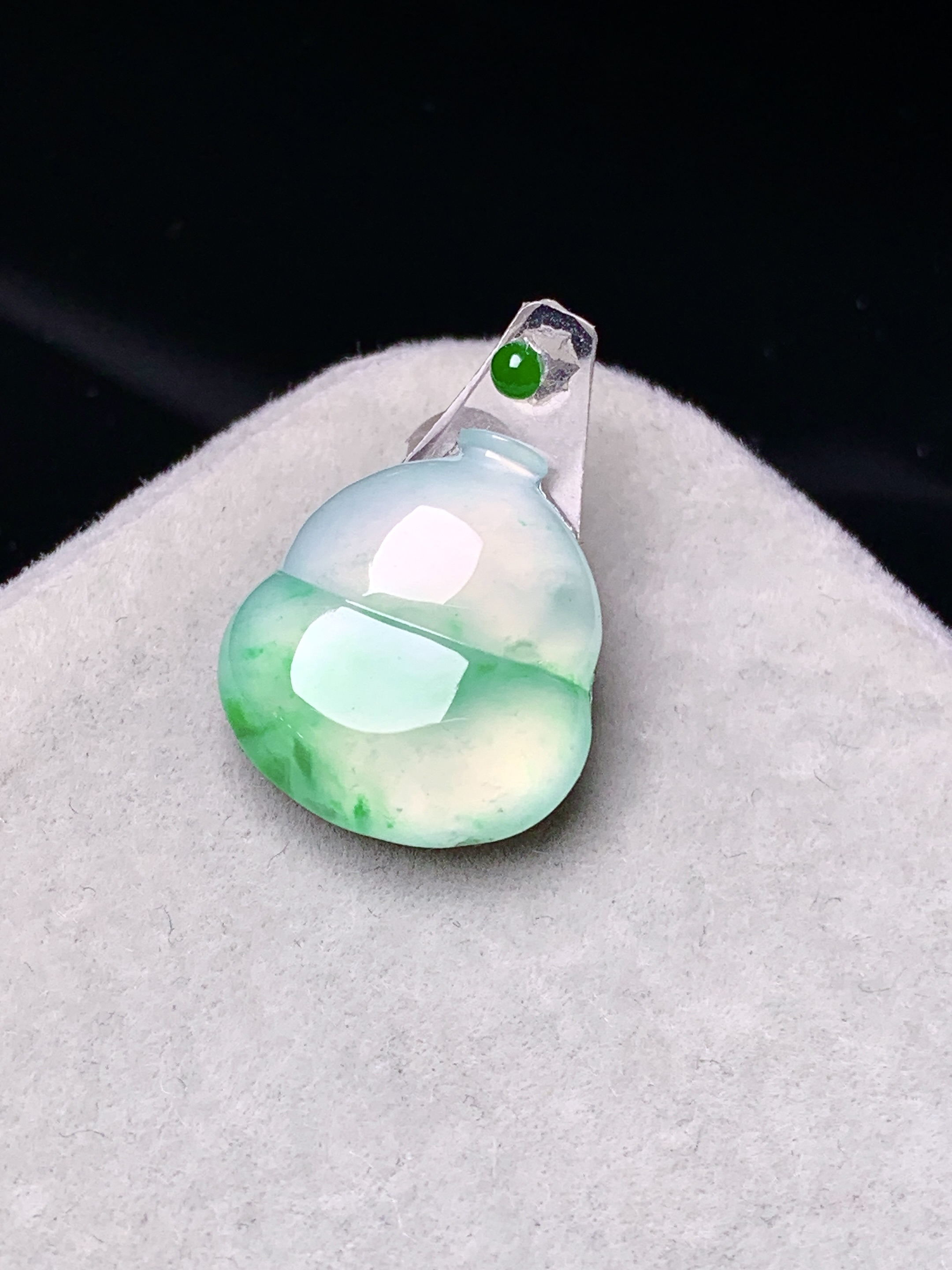 镶嵌款 冰种飘绿葫芦吊坠 玉质细腻 色泽艳丽清新 水润亮眼 整体尺寸16.2*14.8*4*2x