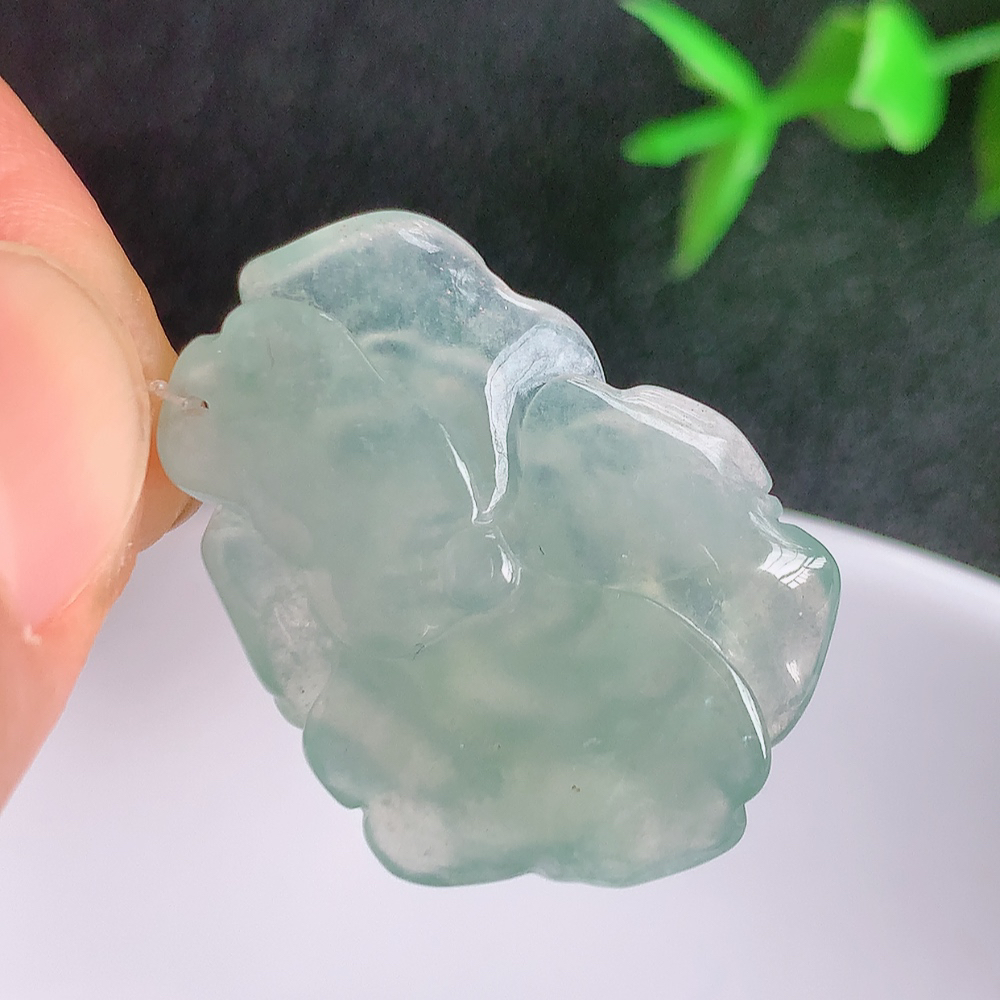 老坑冰润莲花挂件，种水上乘，肉质水润细腻，晶体结构致密，莹润通透，颜色清爽干净，色泽纯正  W49.8  尺寸：28.5-20.8-5.5mm