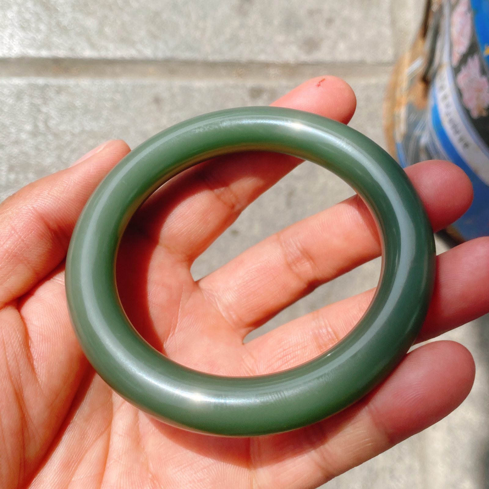 臻品圈口61/11和田玉俄罗斯碧玉冰底鸭蛋青圆条 玉质细腻油润。手推出油。品相大气