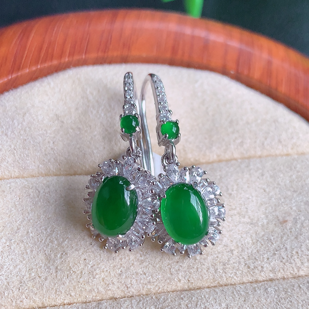 冰满绿翡翠925银镶嵌耳钉，自然光实拍，翠色灵动，颜色漂亮，种老水足，品相佳，佩戴佳品！W502.8