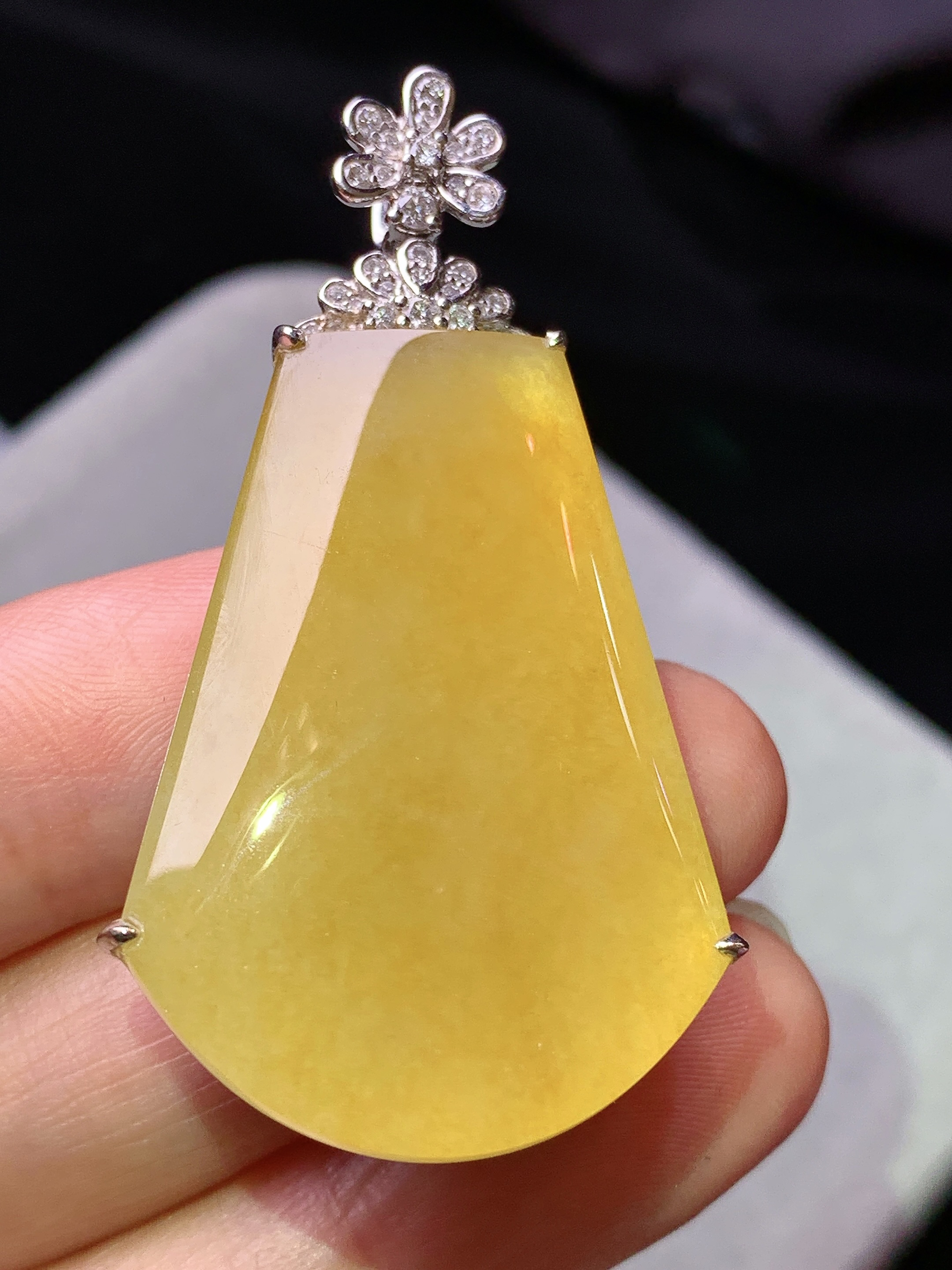 18k金钻镶嵌黄翡无事牌吊坠 玉质细腻 色泽艳丽清新 水润亮眼 整体尺寸47.7*26.3*10b7