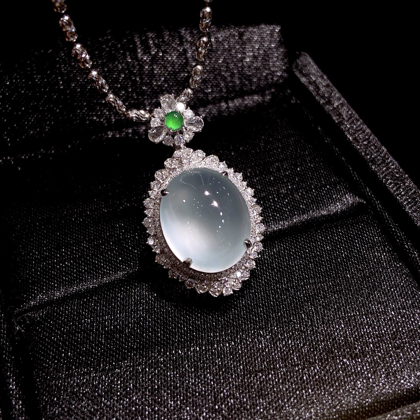 ️｜冰晴蛋面·

整体尺寸29.4-17.1-11.5毫米
裸石尺寸14.6-12.1-6.3毫米