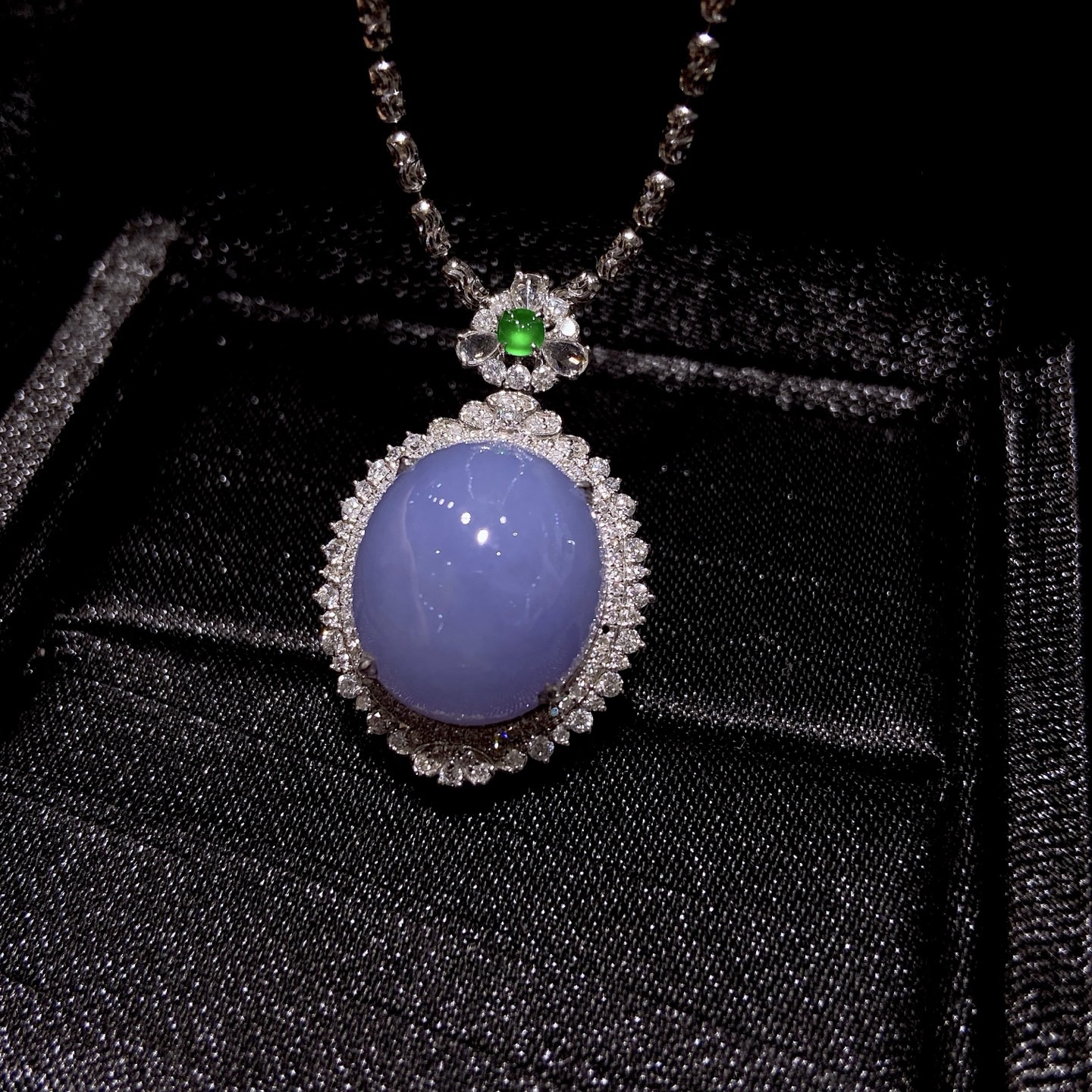 ｜冰种紫罗兰蛋面吊坠·

整体尺寸30.3-19.4-13.8毫米
裸石尺寸15.8-13.8-8.9毫米