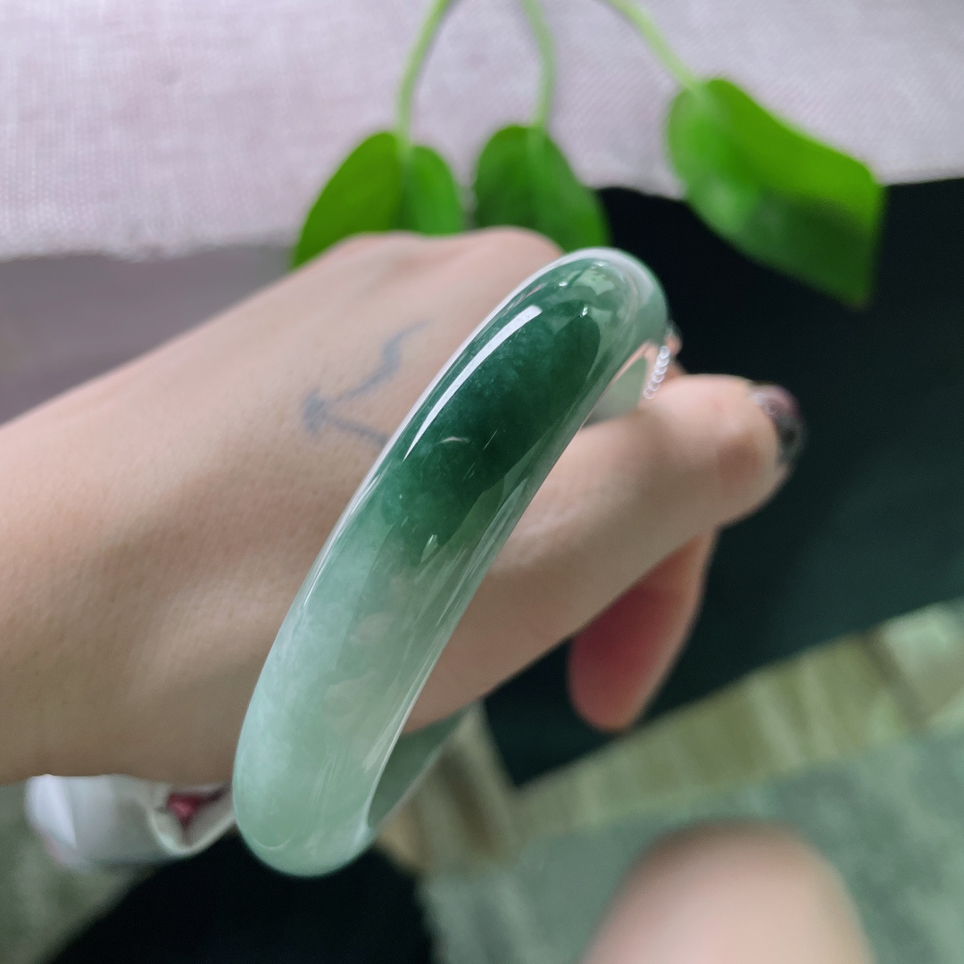 56.8/12.7/8.3，油青正圈，颜色由浅入深，过渡自然光，佩戴典雅