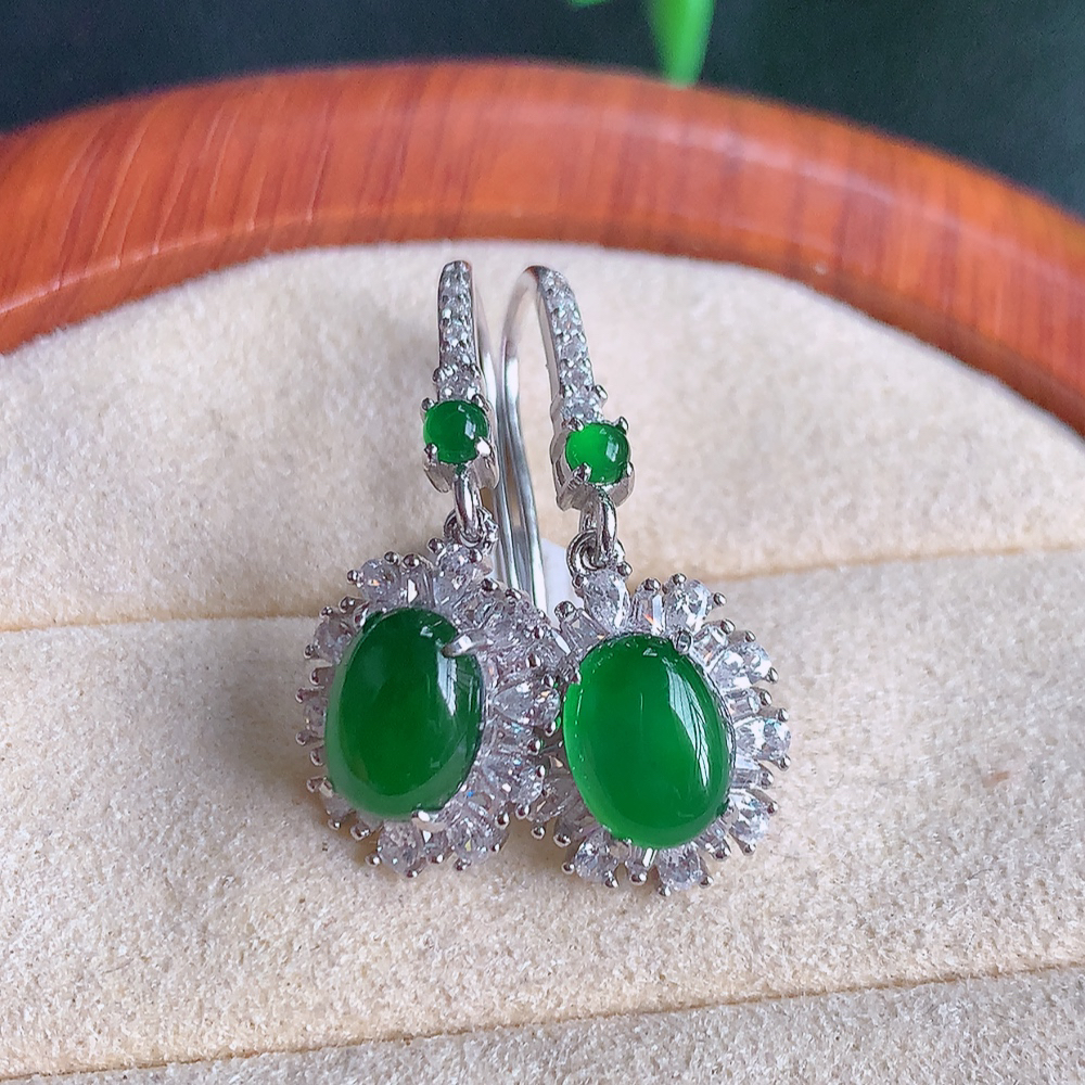 冰满绿翡翠925银镶嵌耳钉，自然光实拍，翠色灵动，颜色漂亮，种老水足，品相佳，佩戴佳品！W502.8  取一整体尺寸：14-10.8-5.1mm  裸石尺寸：7.7-5.8mm