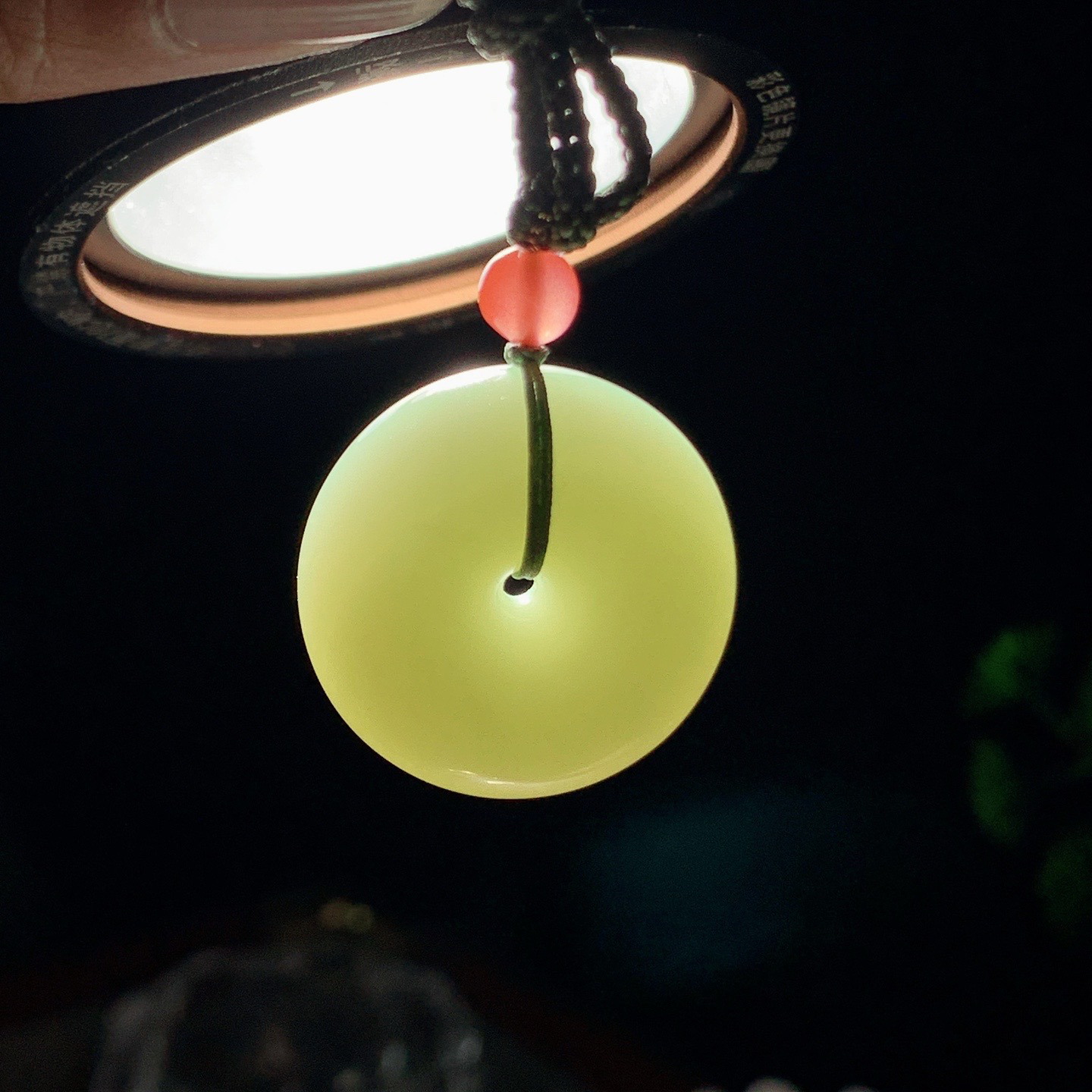 和田玉粉青俄罗斯碧玉平安扣挂件。尺寸25/12重17克 玉质细腻油润 底色纯净 脂粉好，品质好。lt260407