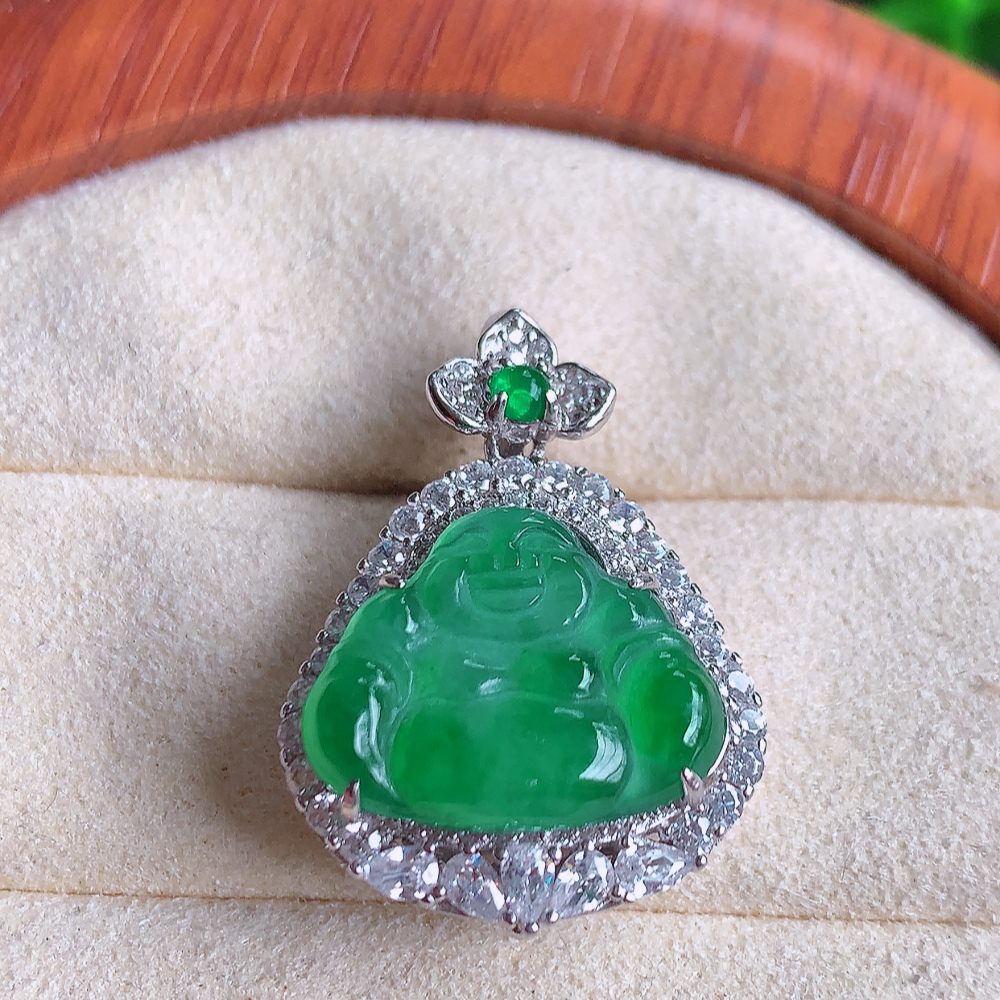 冰润满绿925银饰佛公挂件 玉质细腻  精雕弥勒佛，笑佛福耳垂肩，面相喜庆，开怀大笑，憨态可掬。惟妙