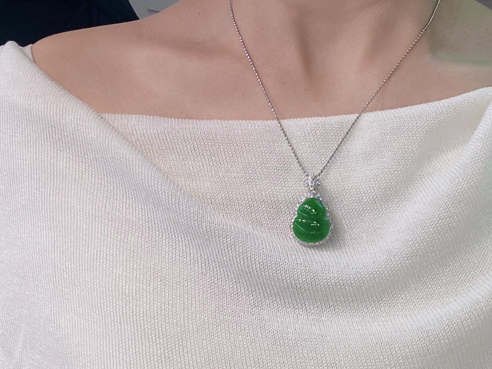 冰阳绿葫芦吊坠 
种好肉细，精致简约
饱满可爱，18k金镶嵌
尺寸如图一  实物更美～