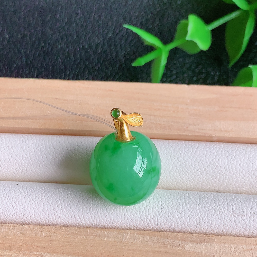 冰润满绿转运珠翡翠吊坠，寓意“时来运转，财源滚滚” 寓意佳，紫气东来，颜色清爽，18k金特色扣头，无