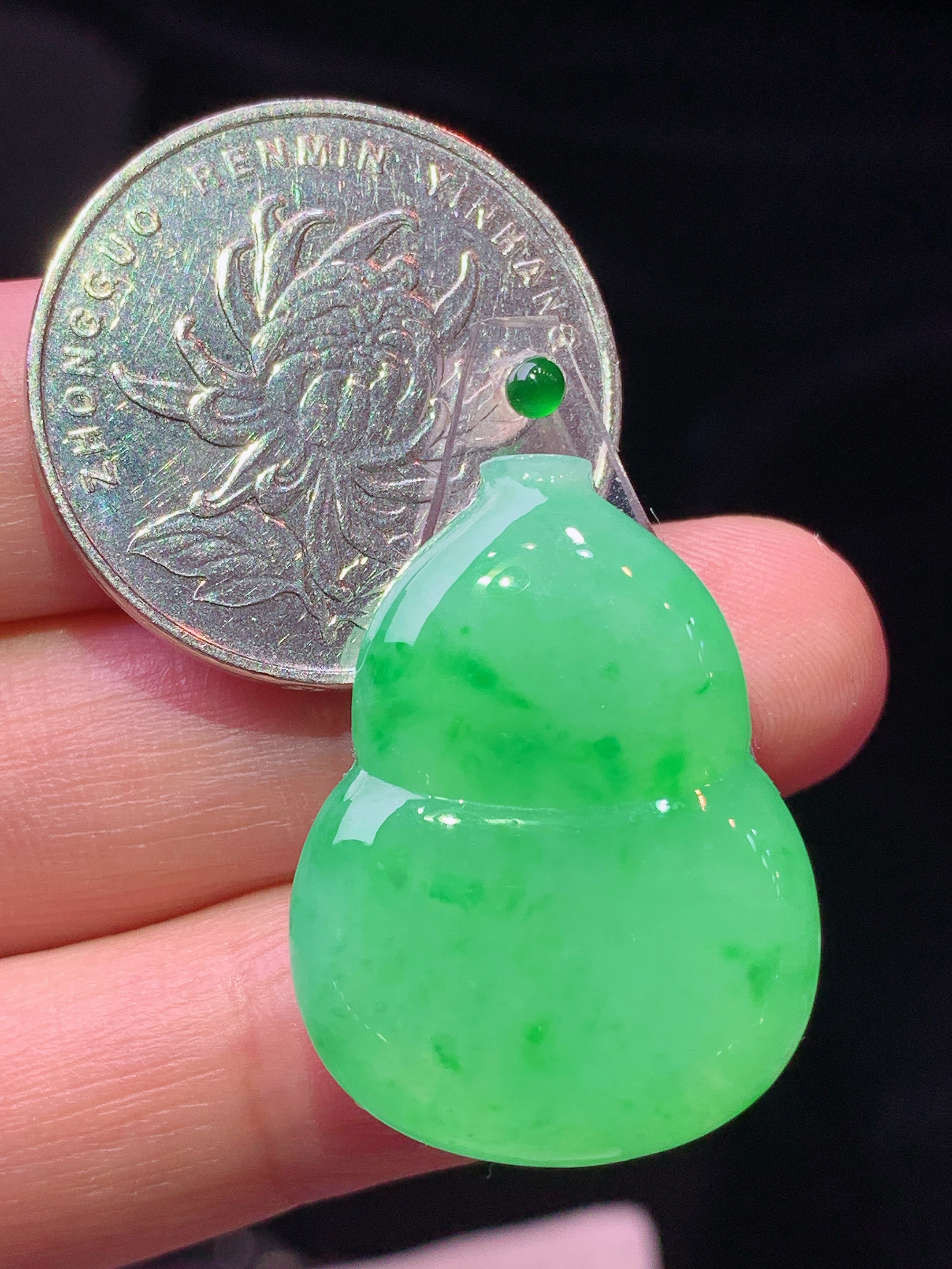 镶嵌款 翠绿葫芦吊坠 玉质细腻 色泽艳丽清新 水润亮眼 整体尺寸27.7*20.7*3.8*2x