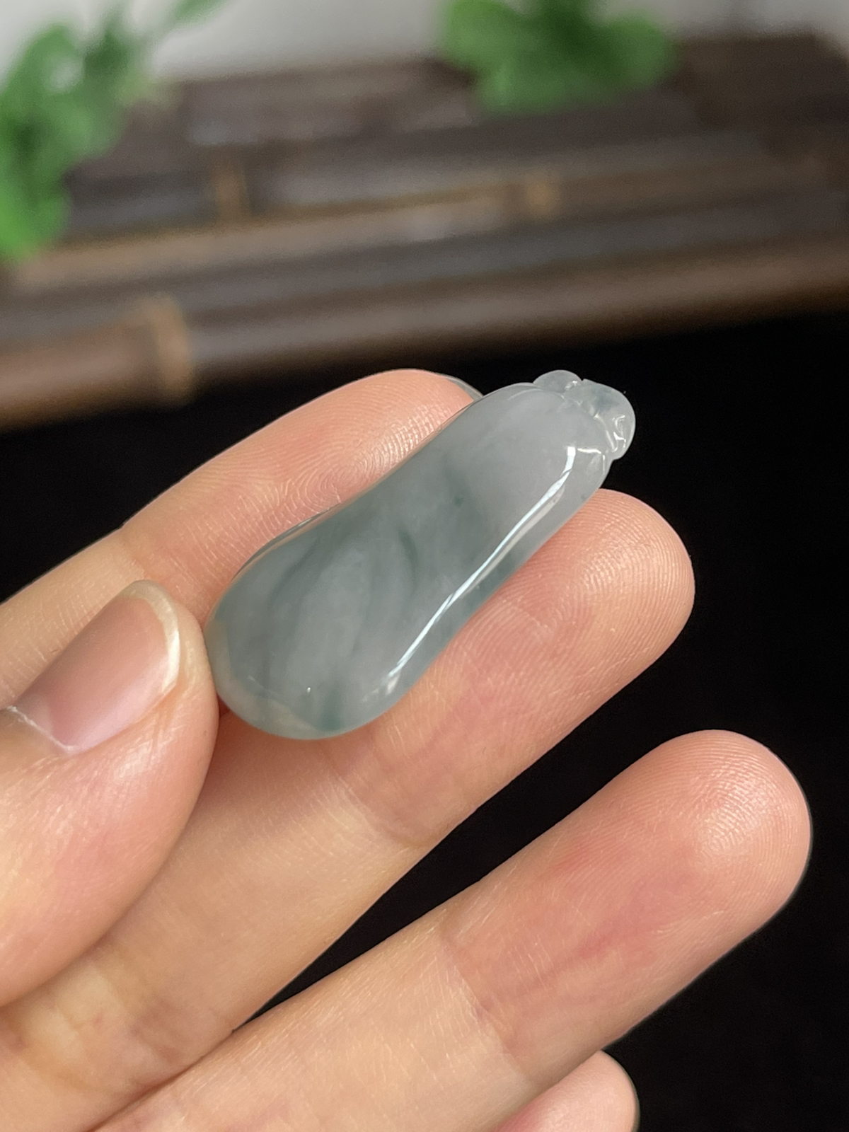 翡翠冰糯种浅绿色福瓜