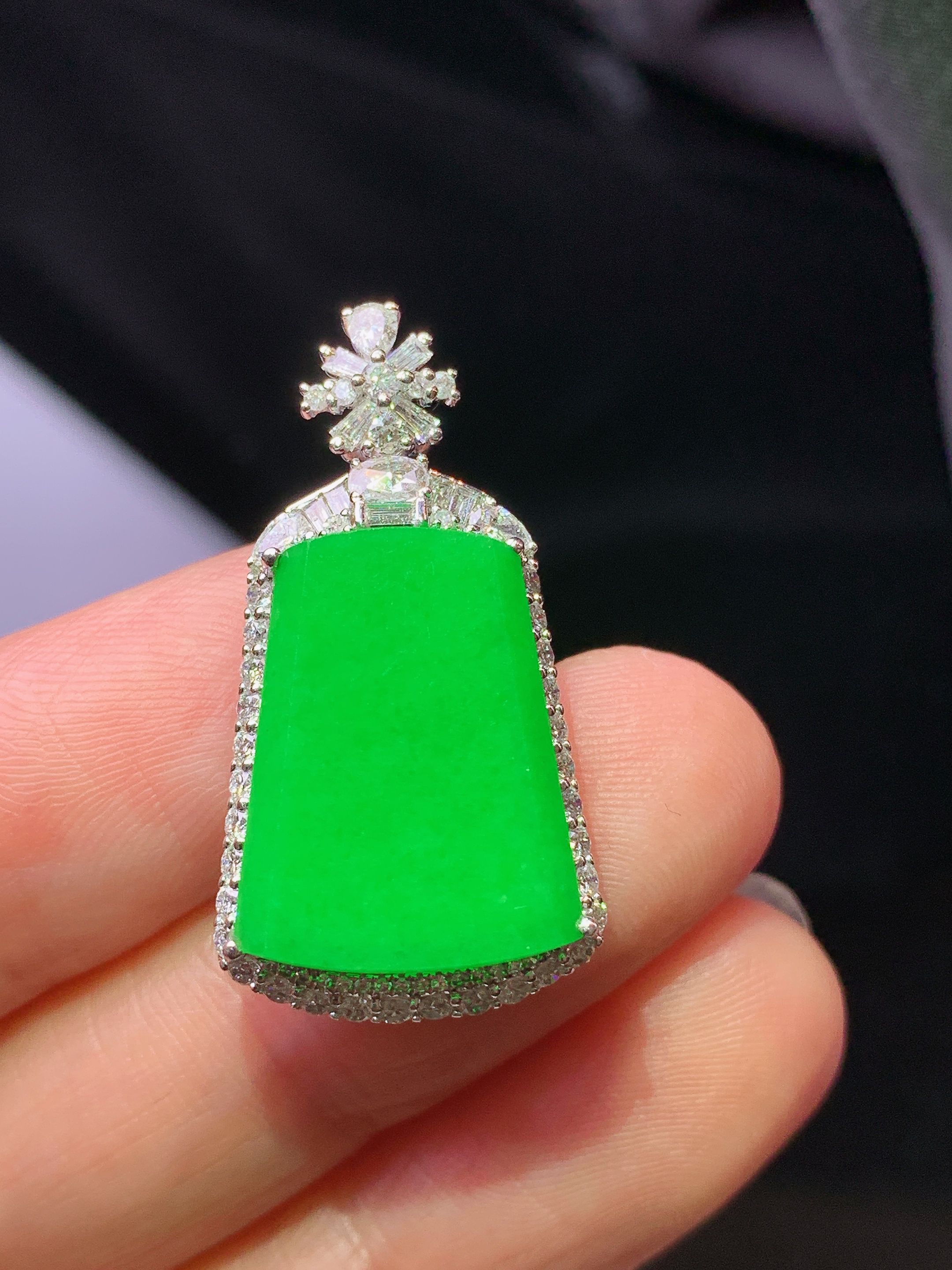 18k金钻镶嵌满绿无事牌吊坠 玉质细腻 色泽艳丽清新 水润亮眼 整体尺寸28.8*15.5*6.8m