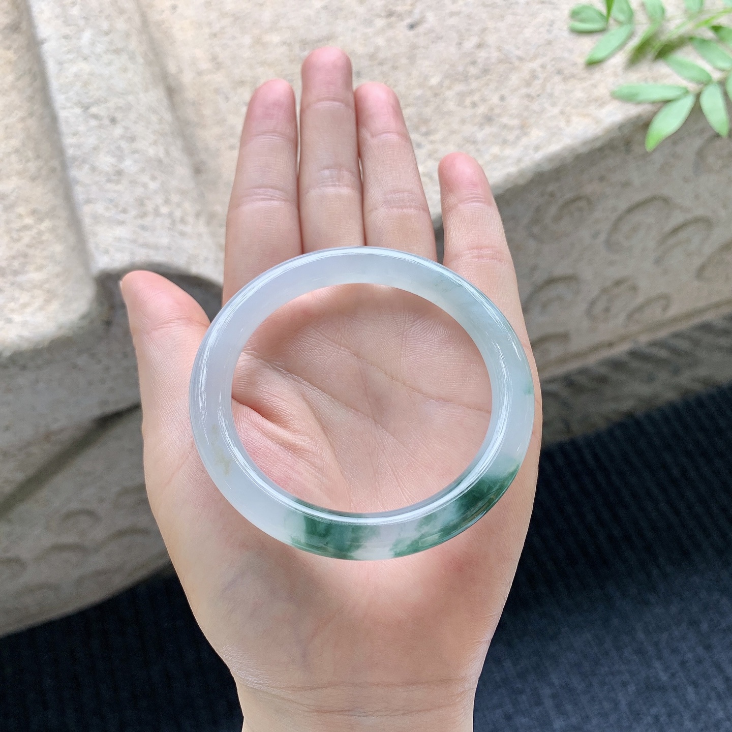 圆条52 53【圈口】53.2/7.6/8【编码】A4041012【描述】冰飘绿，清透，水润，种老，细腻，打灯有絮线