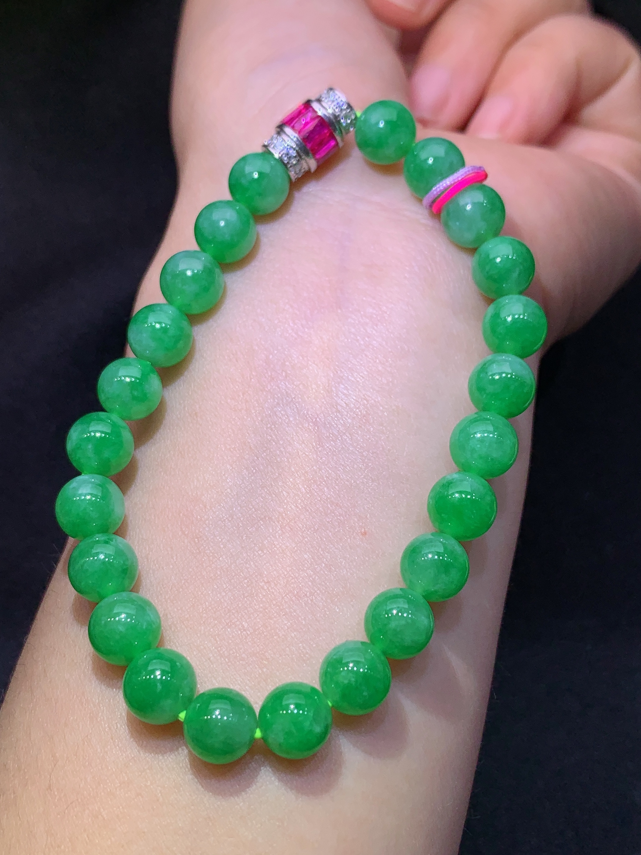 满绿圆珠手链 玉质细腻 色泽艳丽清新 水润亮眼 圈口13 整体尺寸7.9