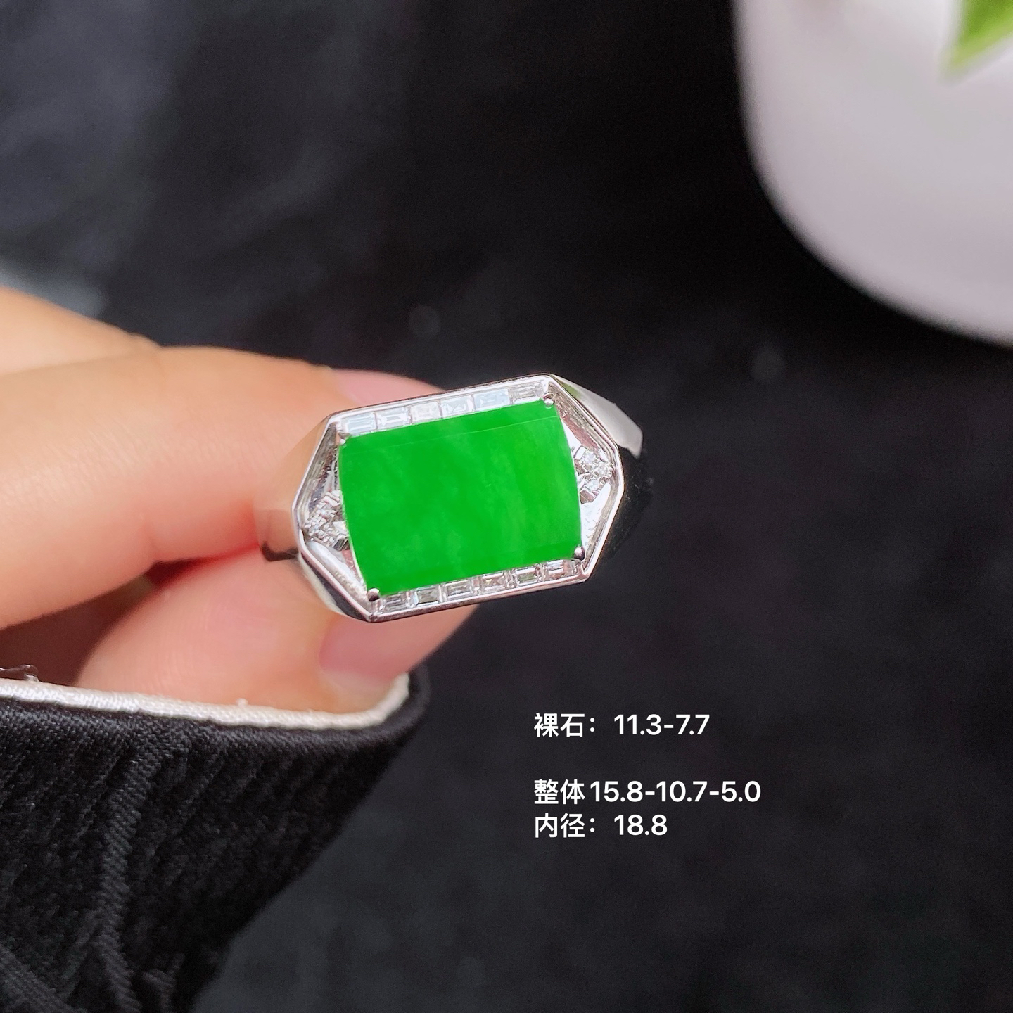 冰阳绿马鞍戒 
冰透种好 色阳色辣
18K金镶嵌 高性价比