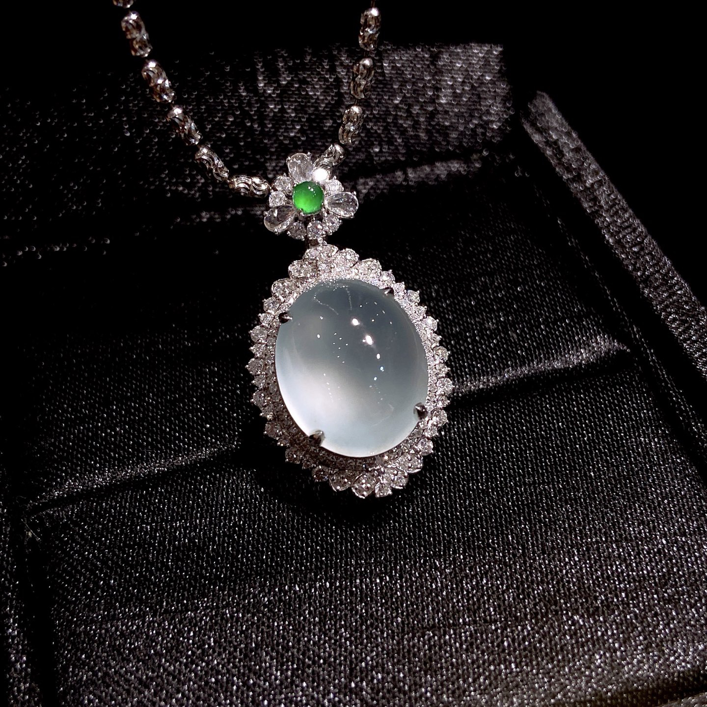 ️｜冰晴蛋面·

整体尺寸29.4-17.1-11.5毫米
裸石尺寸14.6-12.1-6.3毫米