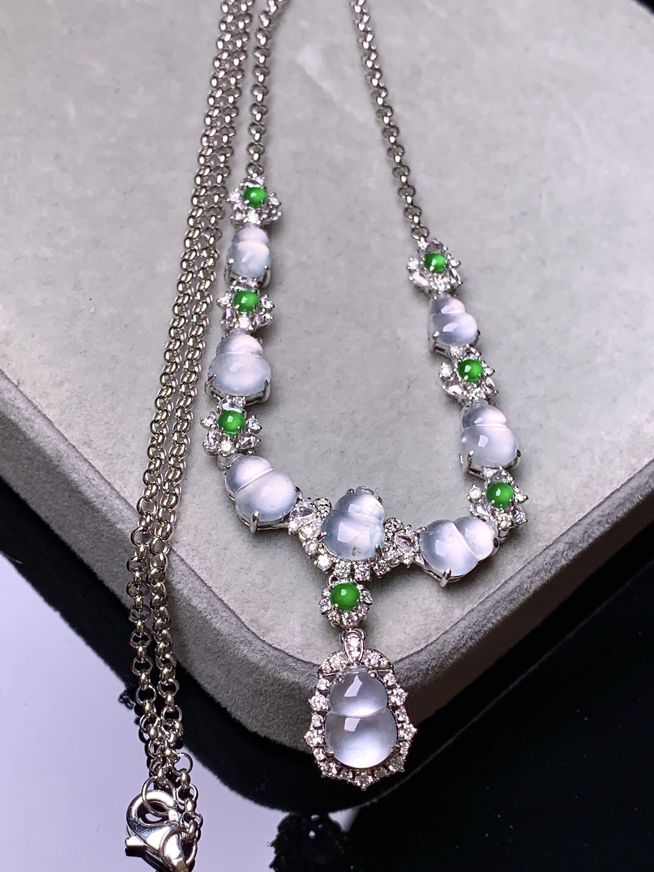 18k金钻镶嵌冰种葫芦锁骨项链 玉质细腻 色泽艳丽清新 水润亮眼 整体尺寸60*9.2*5.8m5