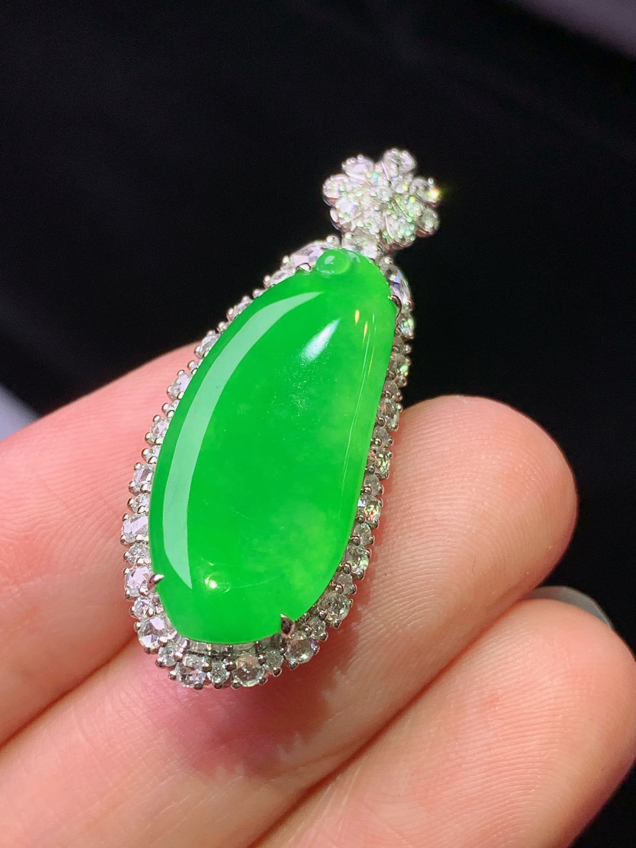 18k金钻镶嵌满绿福瓜吊坠 玉质细腻 色泽艳丽清新 水润亮眼 整体尺寸36*13.5*9.6m5